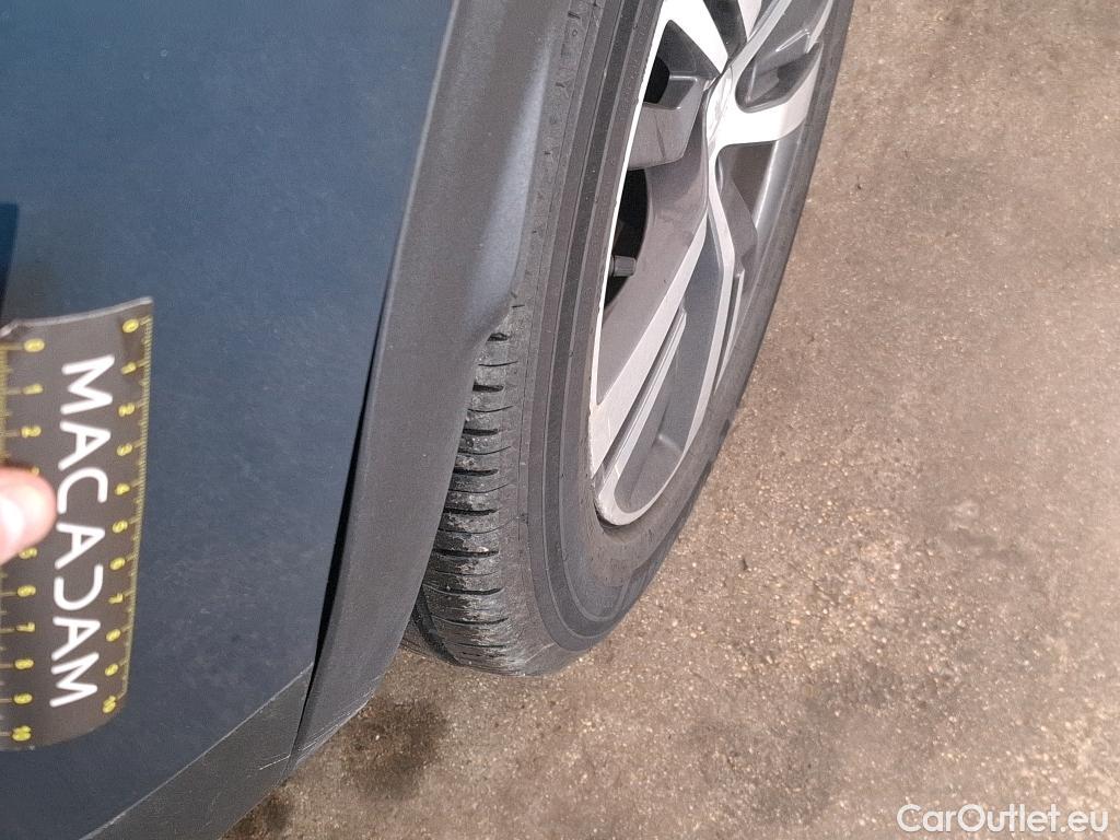  Peugeot  3008 PEUGEOT  / 2020 / 5P / SUV BlueHDi 130 S&S EAT8 Allure #51