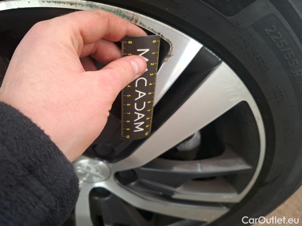  Peugeot  3008 PEUGEOT  / 2020 / 5P / SUV BlueHDi 130 S&S EAT8 Allure #34