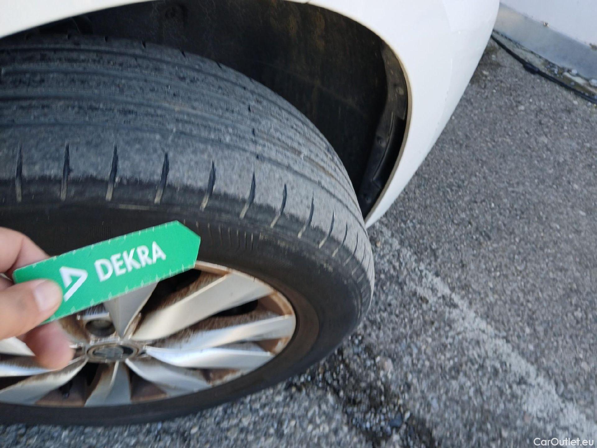  Skoda  KAMIQ SKODA  1.0 TSI 81kW (110CV) DSG Ambition (CX) #49