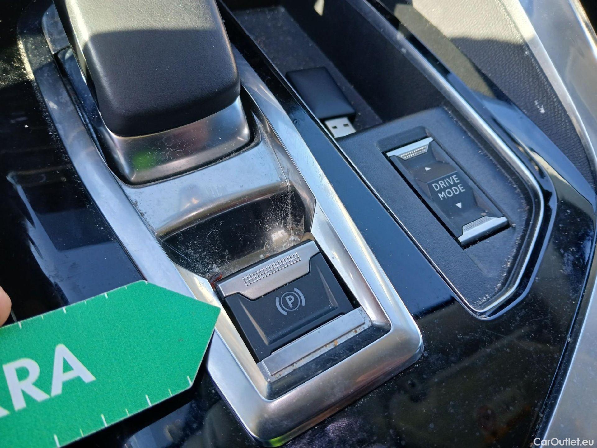  Peugeot  3008 PEUGEOT  Hybrid / 2020 / 5P / todoterreno 225 e-EAT8 Allure (AC2) #22