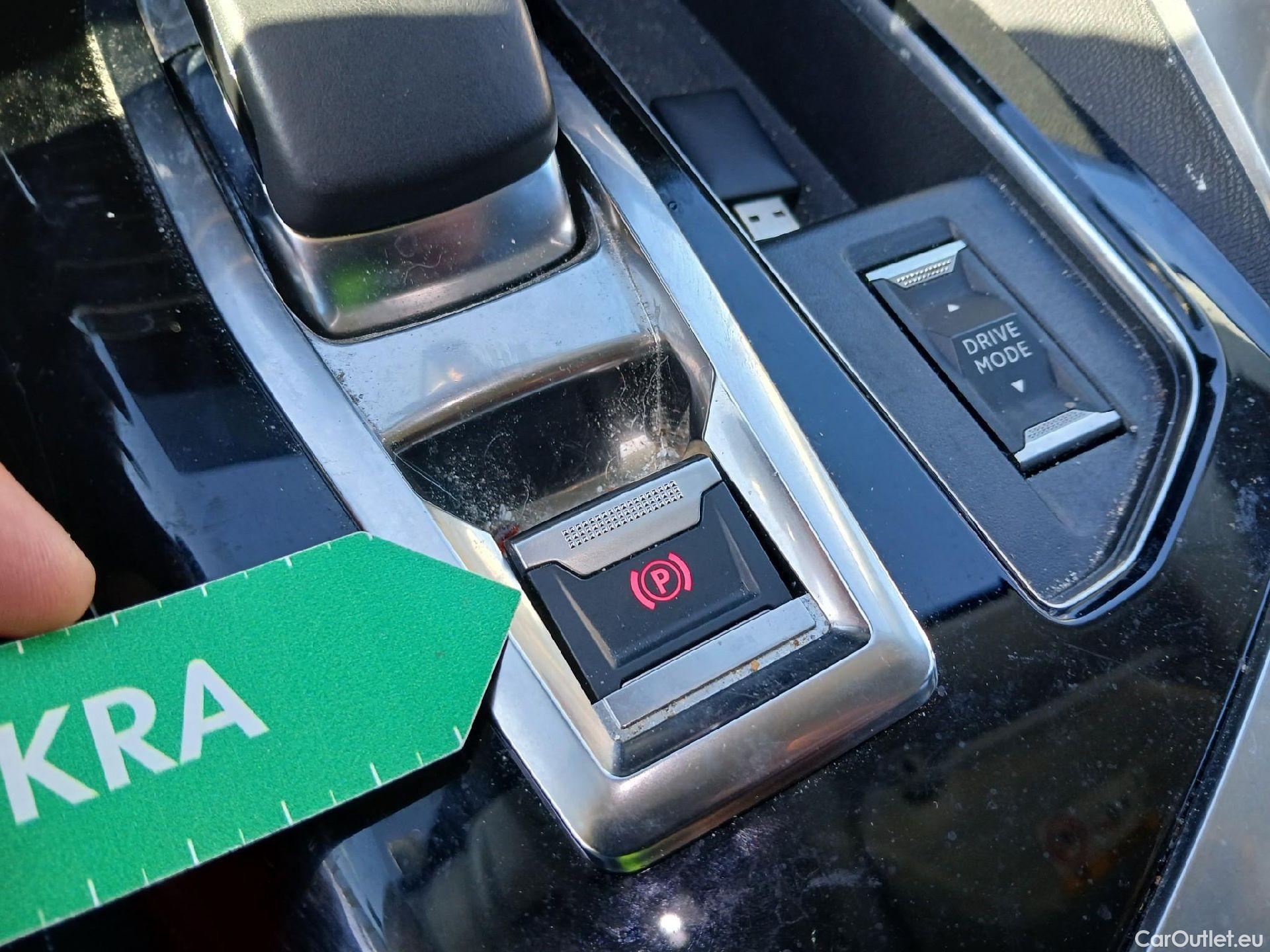  Peugeot  3008 PEUGEOT  Hybrid / 2020 / 5P / todoterreno 225 e-EAT8 Allure (AC2) #24