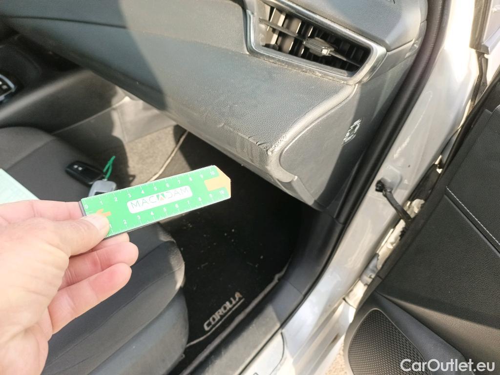  Toyota  Corolla TOYOTA  / 2019 / 5P / familiar 1.8 125H BUSINESS E-CVT TOURING SPORT #9