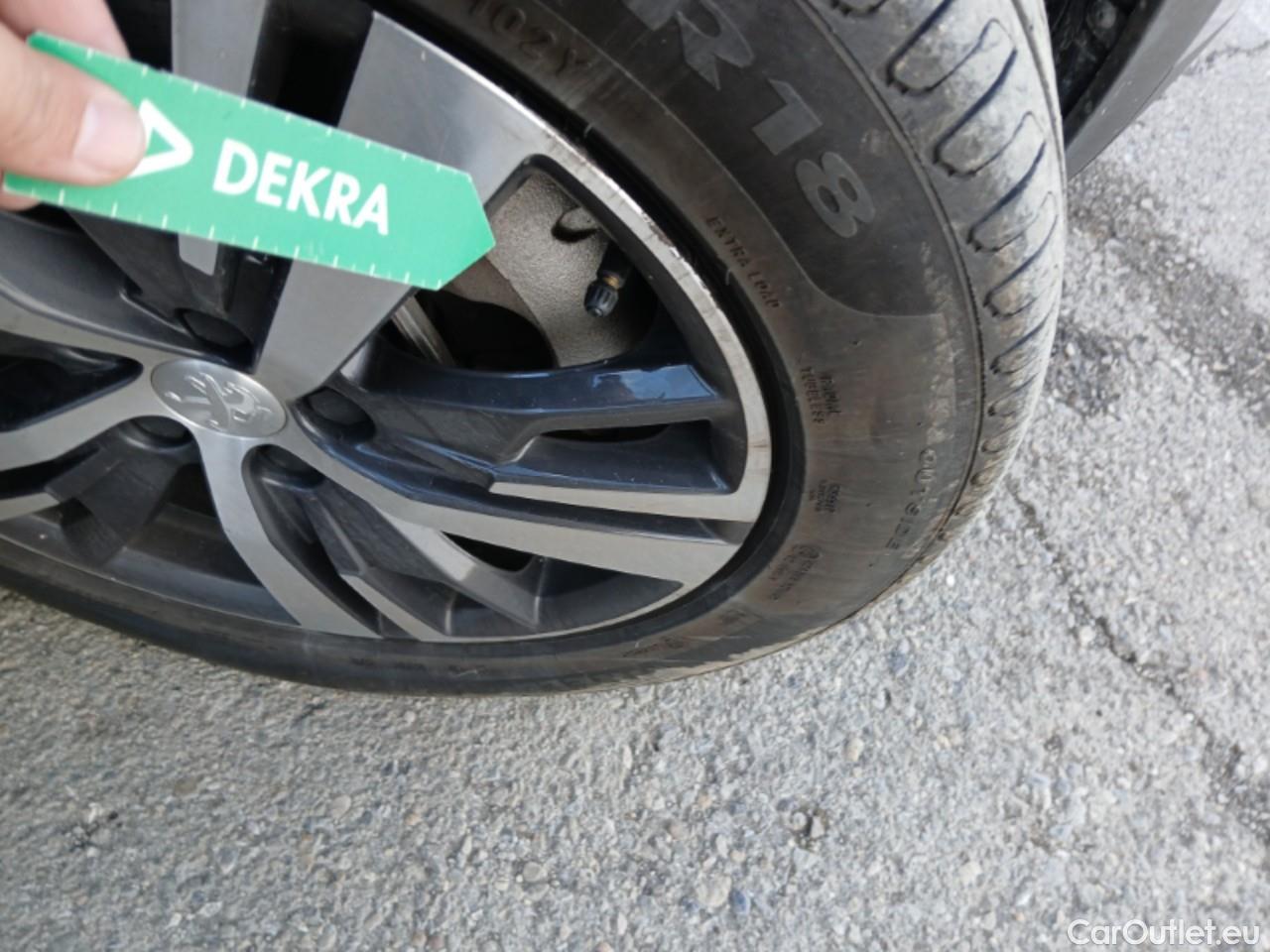  Peugeot  3008 PEUGEOT  Hybrid / 2020 / 5P / todoterreno 225 e-EAT8 Allure Pack #30