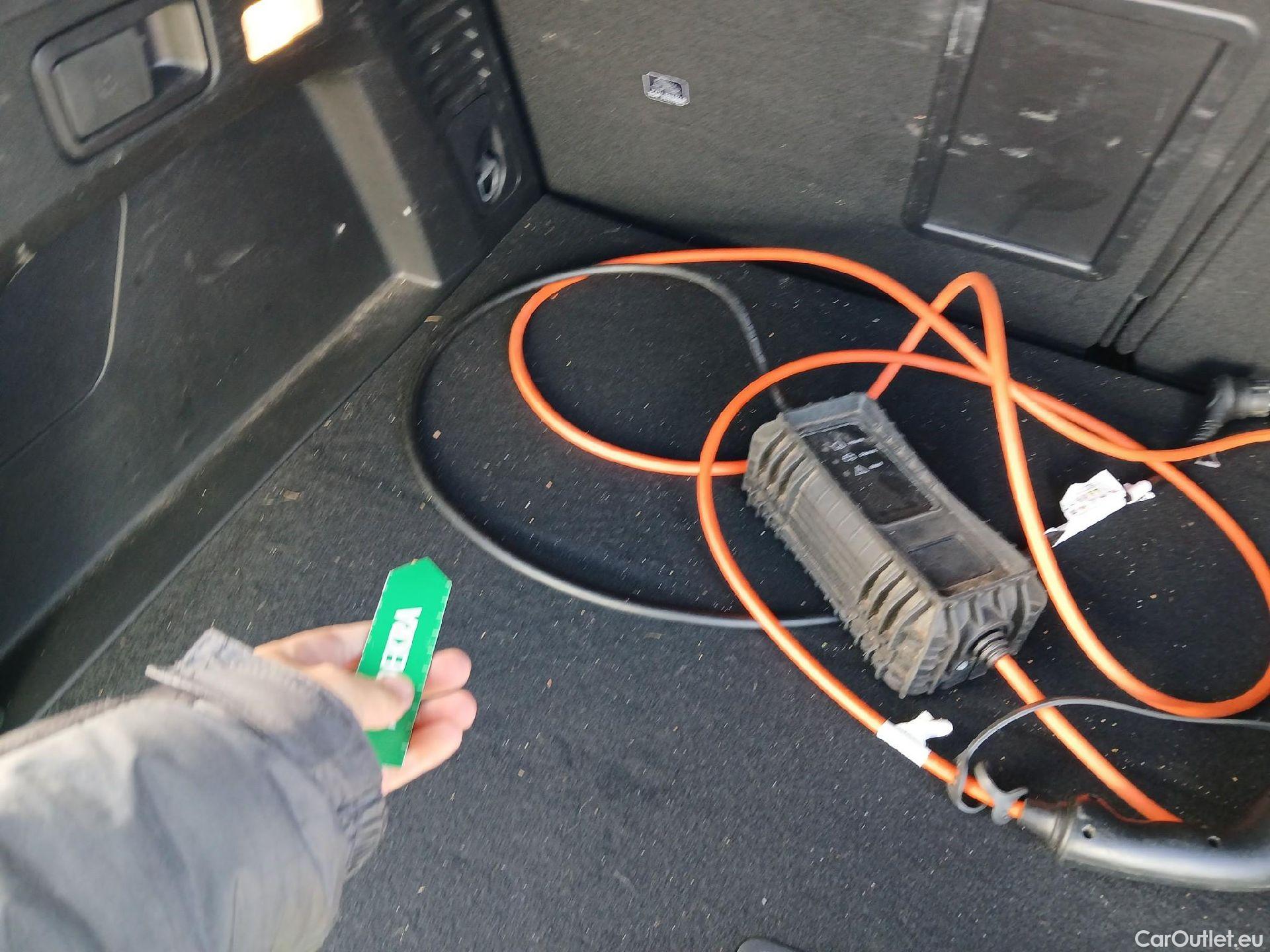  Peugeot  3008 PEUGEOT  Hybrid / 2020 / 5P / todoterreno 225 e-EAT8 Allure Pack #4