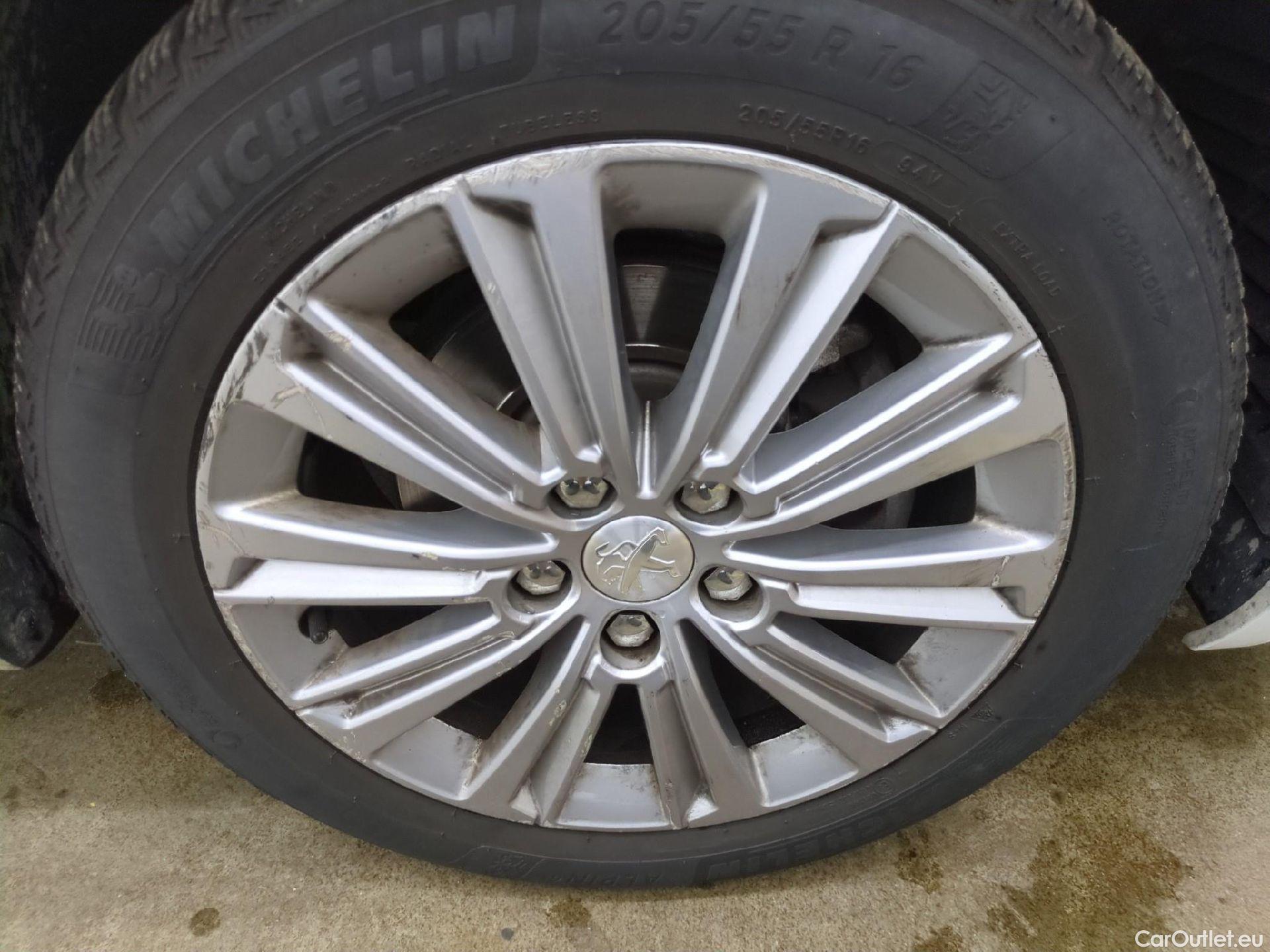  Peugeot  308  Allure 1.2 PureTech 130CV BVA8 E6d #15