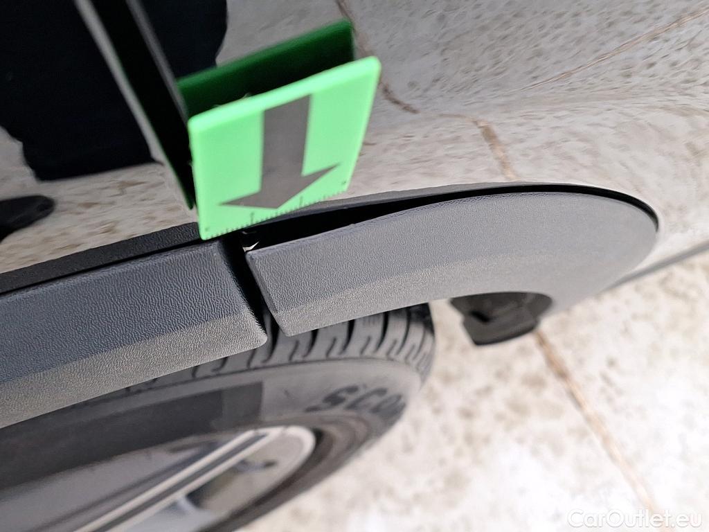  Mercedes  GLA  200 4MATIC #2