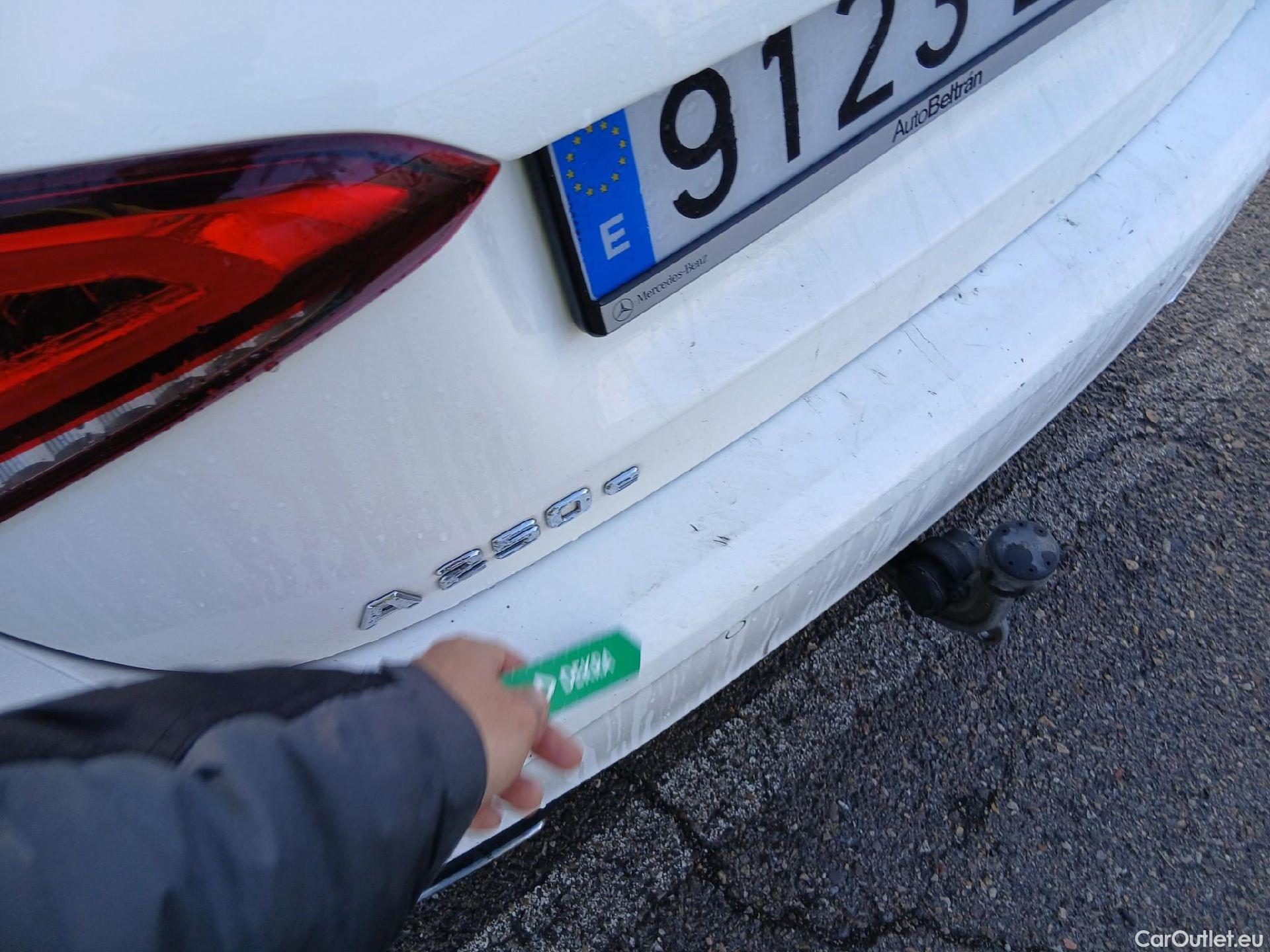  Mercedes  A-Klasse MERCEDES-BENZ Clase A / 2018 / 5P / berlina con portón A 250 e #17