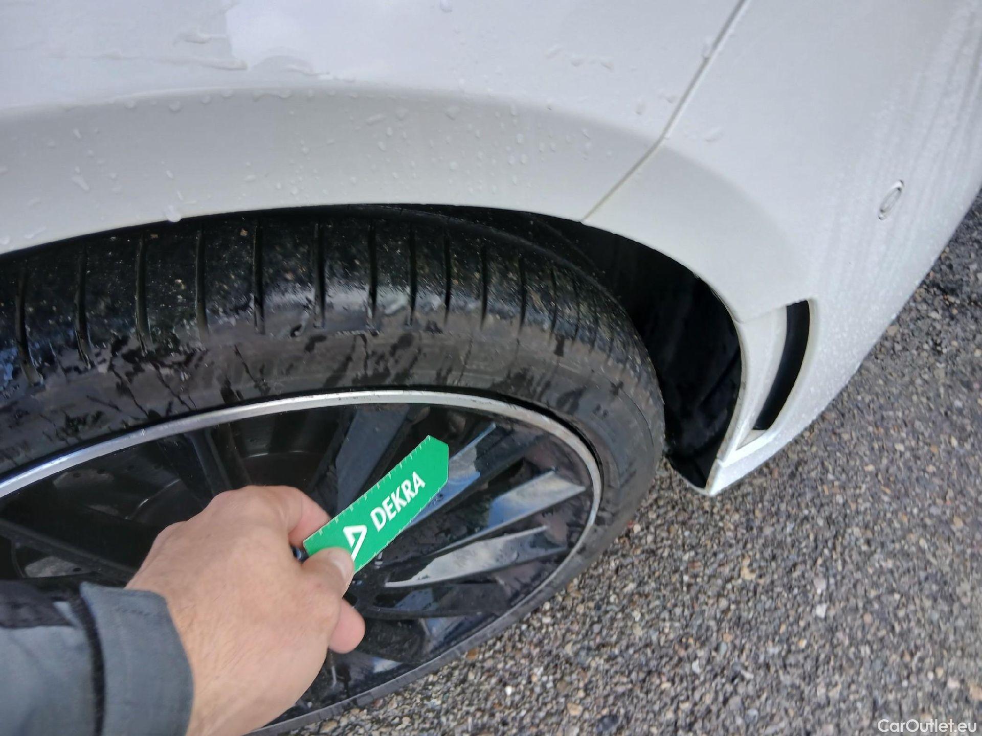  Mercedes  A-Klasse MERCEDES-BENZ Clase A / 2018 / 5P / berlina con portón A 250 e #28