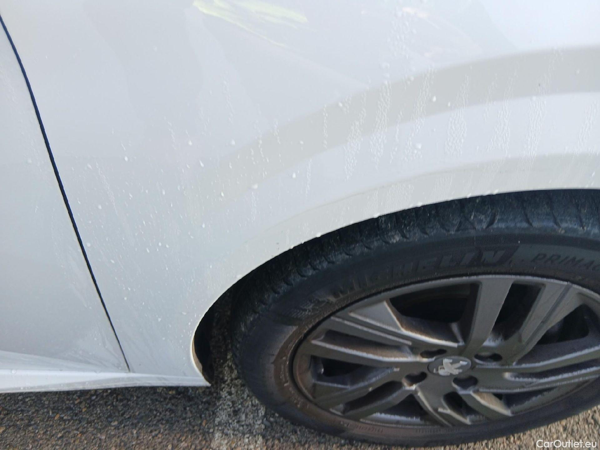  Peugeot  208 PEUGEOT  / 2019 / 5P / berlina con portón BlueHDi 73kW (100CV) Active Pack (AC) #24