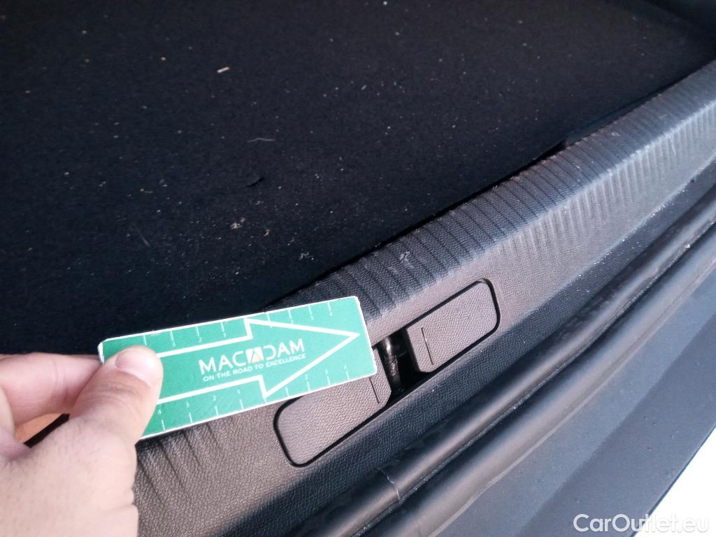  Peugeot  2008 PEUGEOT  / 2019 / 5P / todoterreno Allure BlueHDI 81kW (110CV) #8