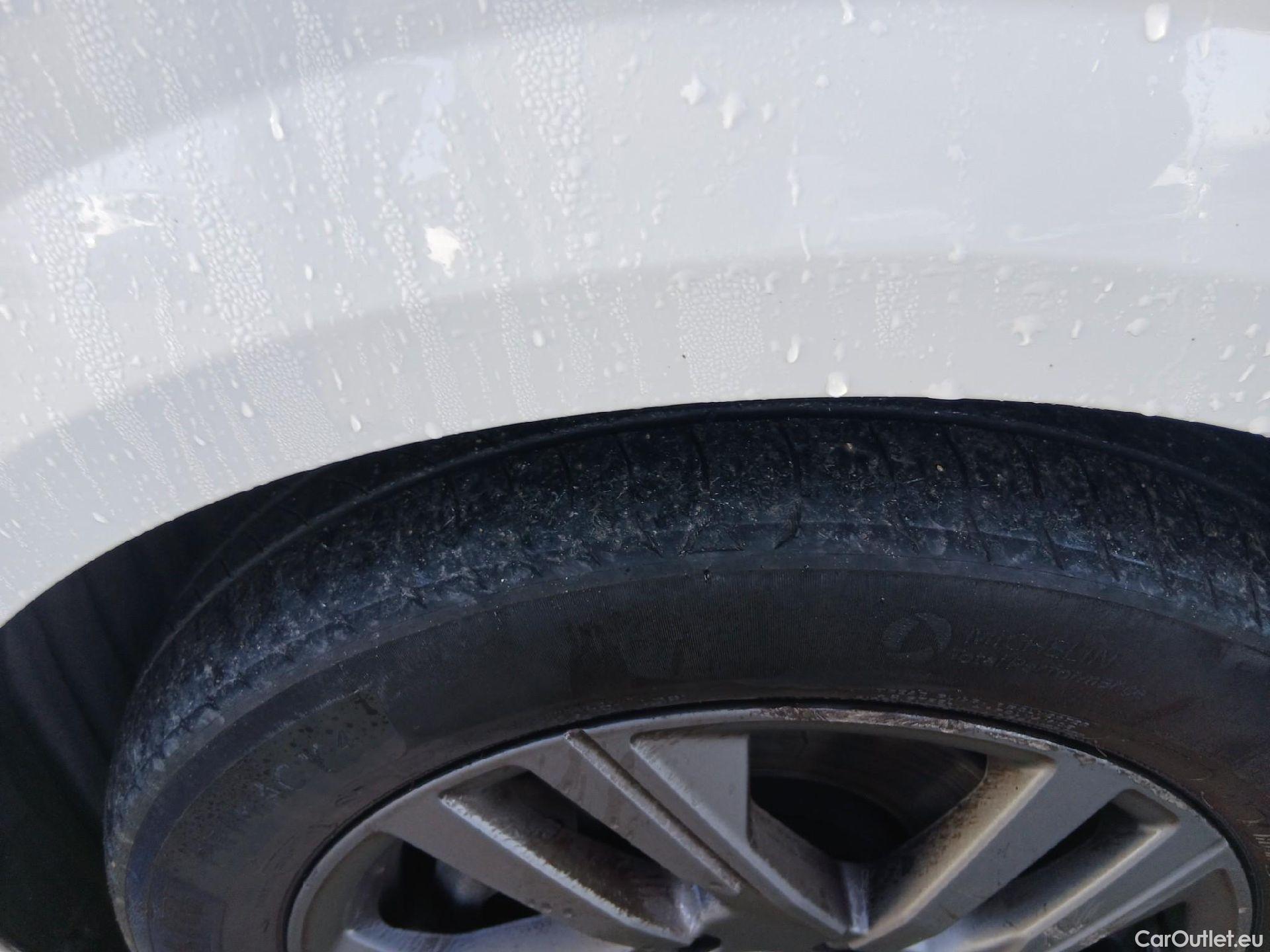  Peugeot  208 PEUGEOT  / 2019 / 5P / berlina con portón BlueHDi 73kW (100CV) Active Pack (AC) #3