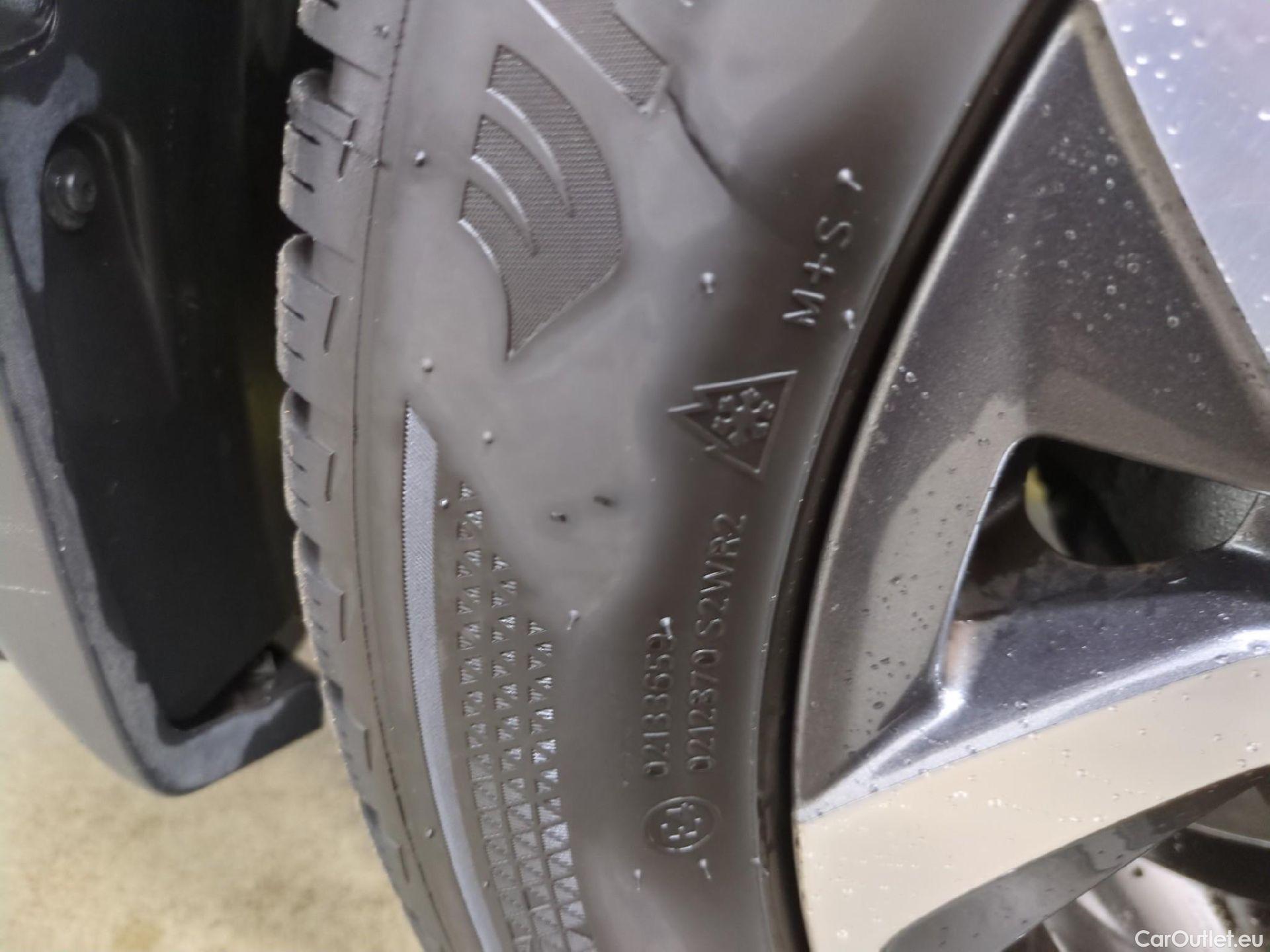  Renault  Captur RENAULT  / 2019 / 5P / SUV Intens E-TECH Plug-in 160 #2