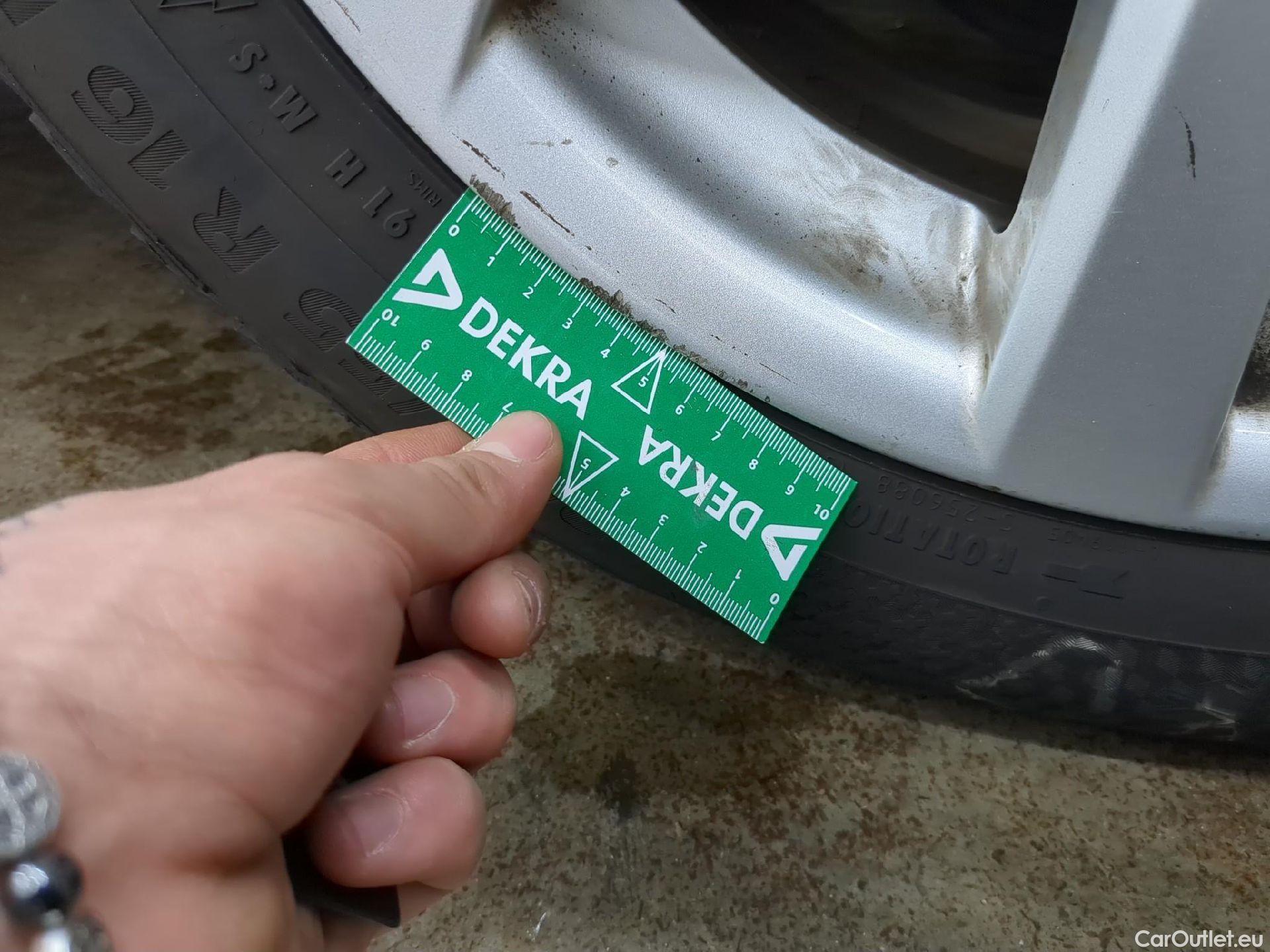  Toyota  Corolla TOYOTA  / 2018 / 5P / Berline Hybride 122h Dynamic Business Supp Lomb #9