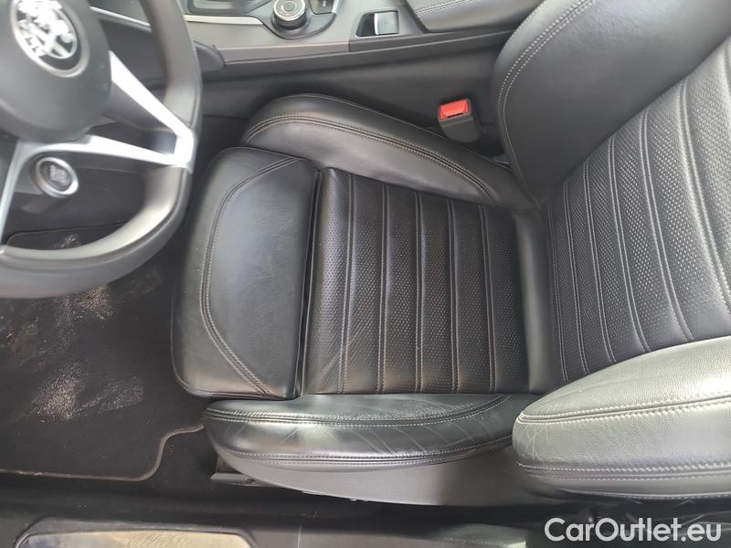  Alfa Romeo  Giulietta Giulia (952) (2016) Giulia 2.2Die210 Veloce AWD AT #19