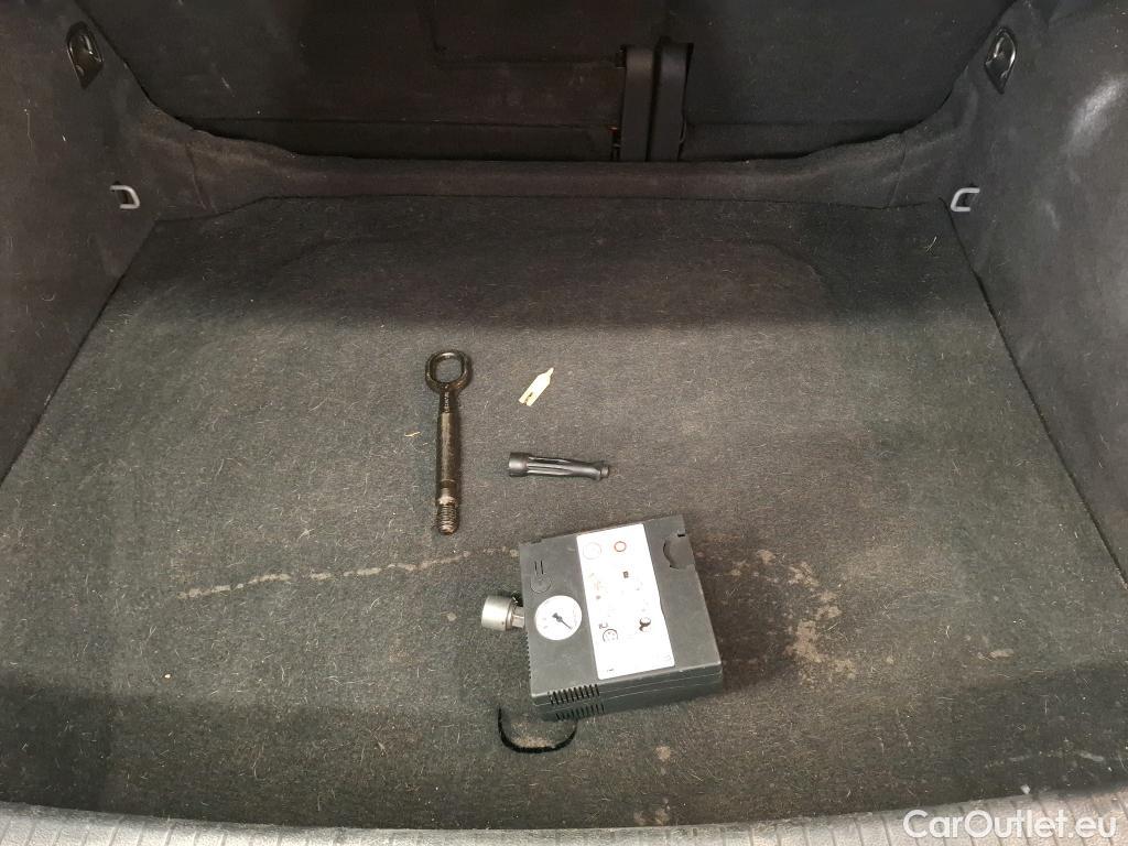  Volkswagen  Tiguan VOLKSWAGEN  / 2020 / 5P / SUV 2.0 TDI 150 BVM6 Active(SP) #32