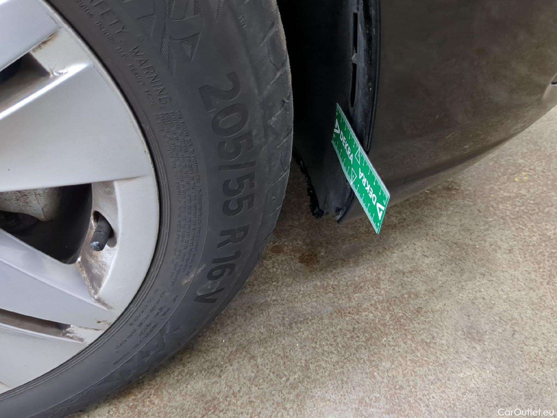  Volkswagen  Golf  VOLKSWAGEN / 2020 / 5P / Berline 2.0 TDI SCR 115 DSG7 Life Busi #9