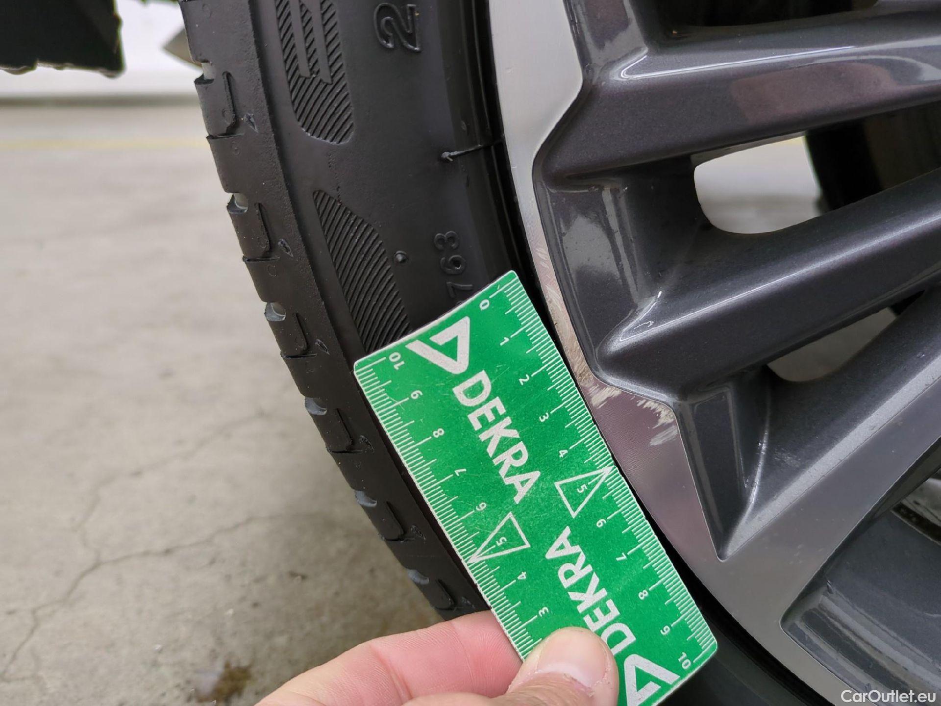  Toyota  Yaris TOYOTA  Hybride / 2019 / 5P / Berline Hybride 116h Iconic #8