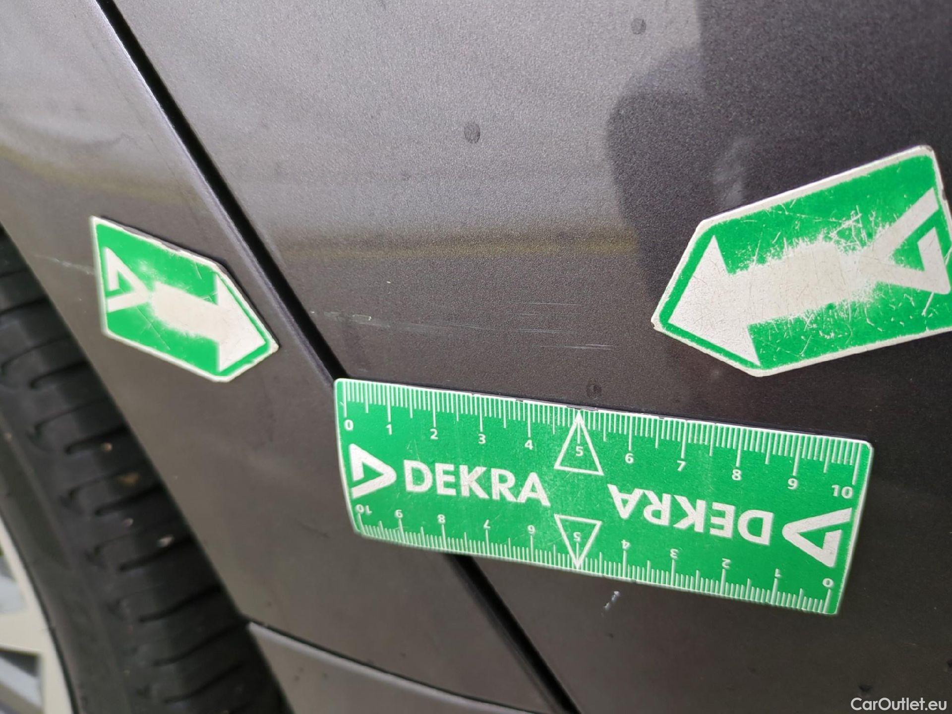  Toyota  Yaris TOYOTA  Hybride / 2019 / 5P / Berline Hybride 116h Iconic #48