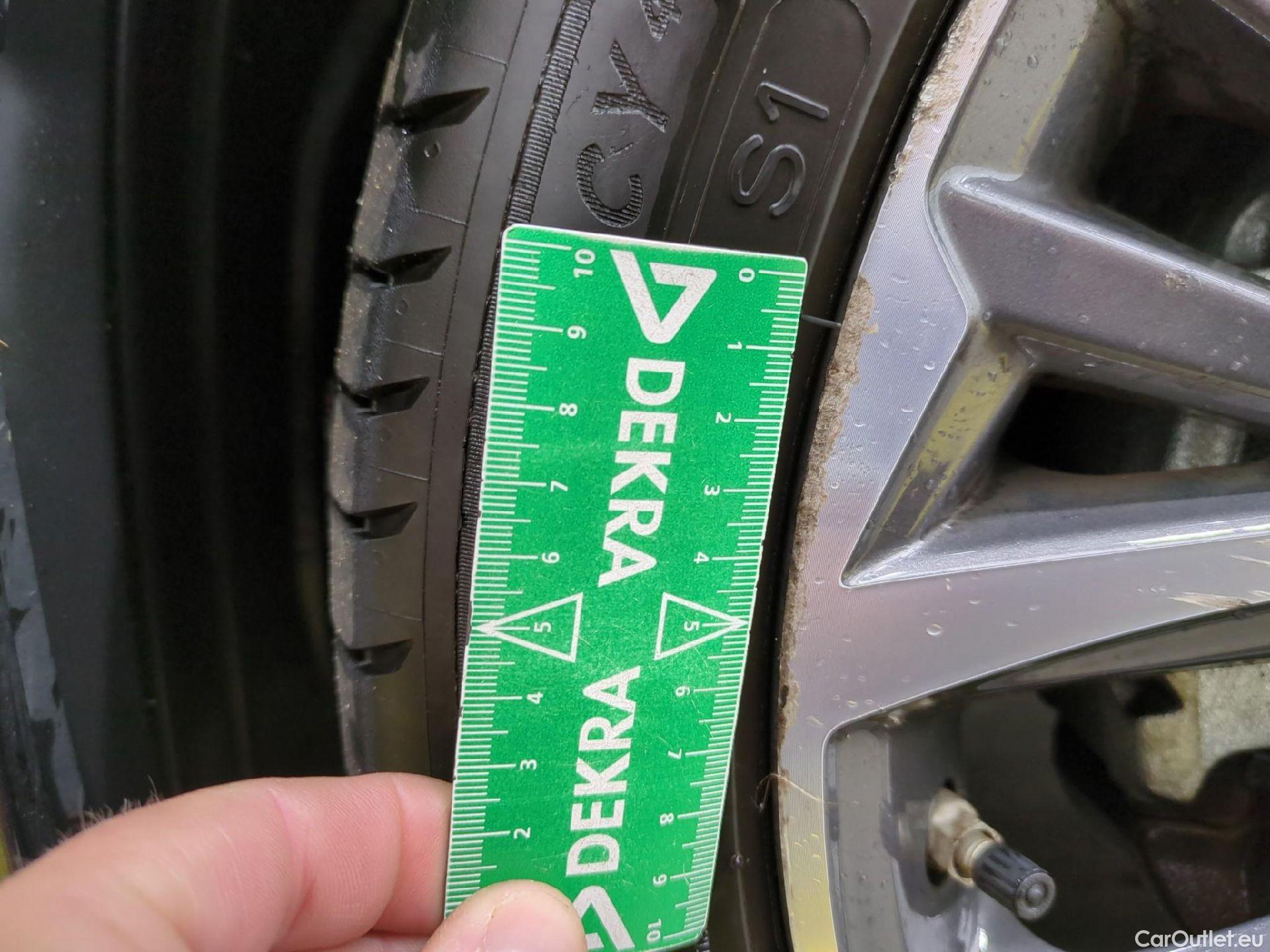  Toyota  Yaris TOYOTA  Hybride / 2019 / 5P / Berline Hybride 116h Iconic #1