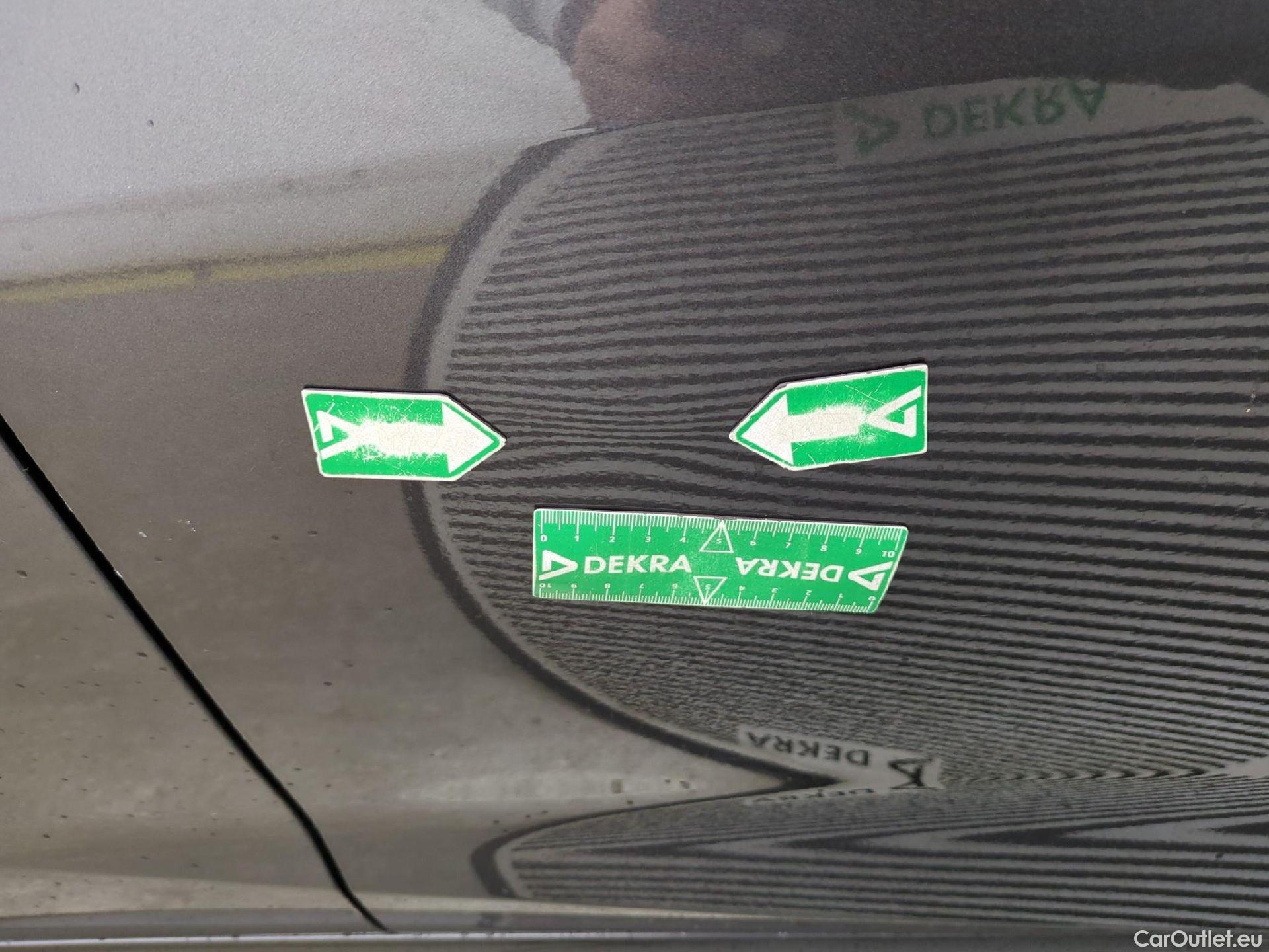  Toyota  Yaris TOYOTA  Hybride / 2019 / 5P / Berline Hybride 116h Iconic #51