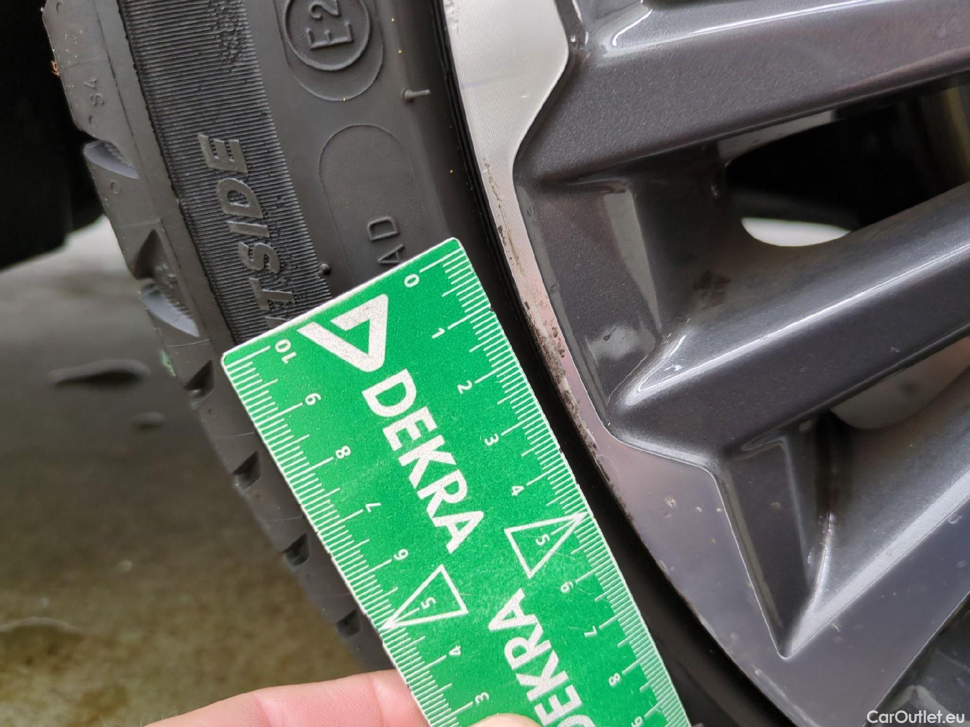  Toyota  Yaris TOYOTA  Hybride / 2019 / 5P / Berline Hybride 116h Iconic #13