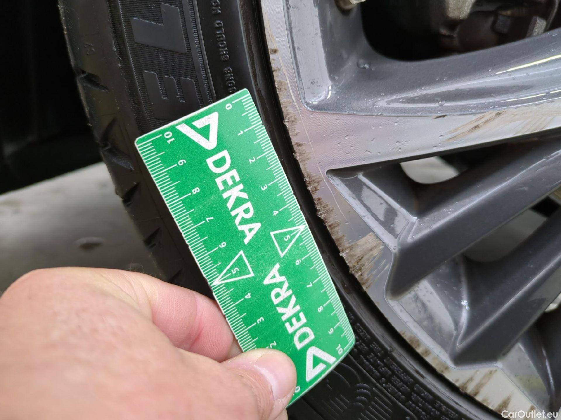  Toyota  Yaris TOYOTA  Hybride / 2019 / 5P / Berline Hybride 116h Iconic #3