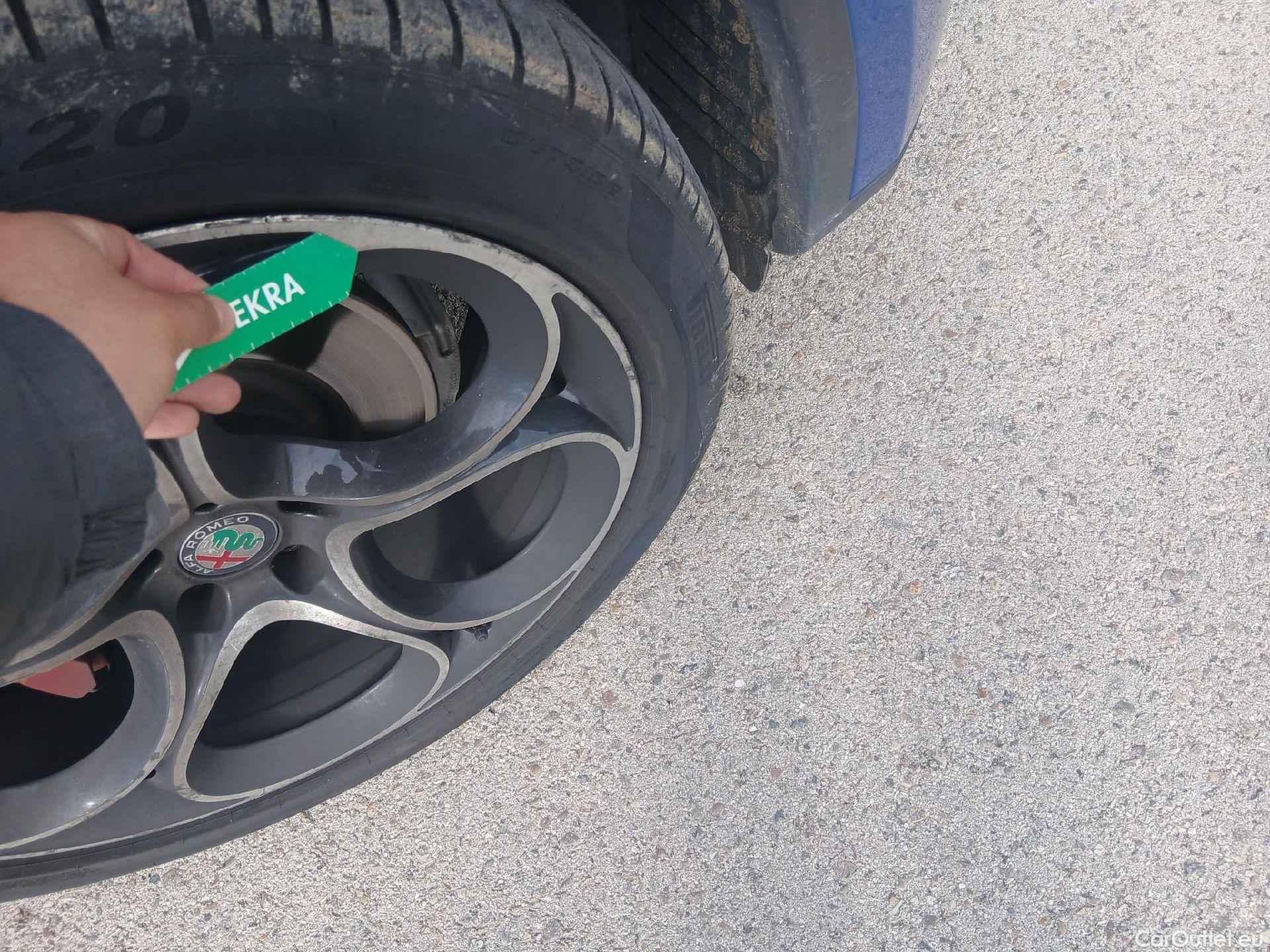  Alfa Romeo   STELVIO Alfa Romeo / 2017 / 5P / todoterreno 2.0 Gasolina 206kW (280CV) Executive AWD #27