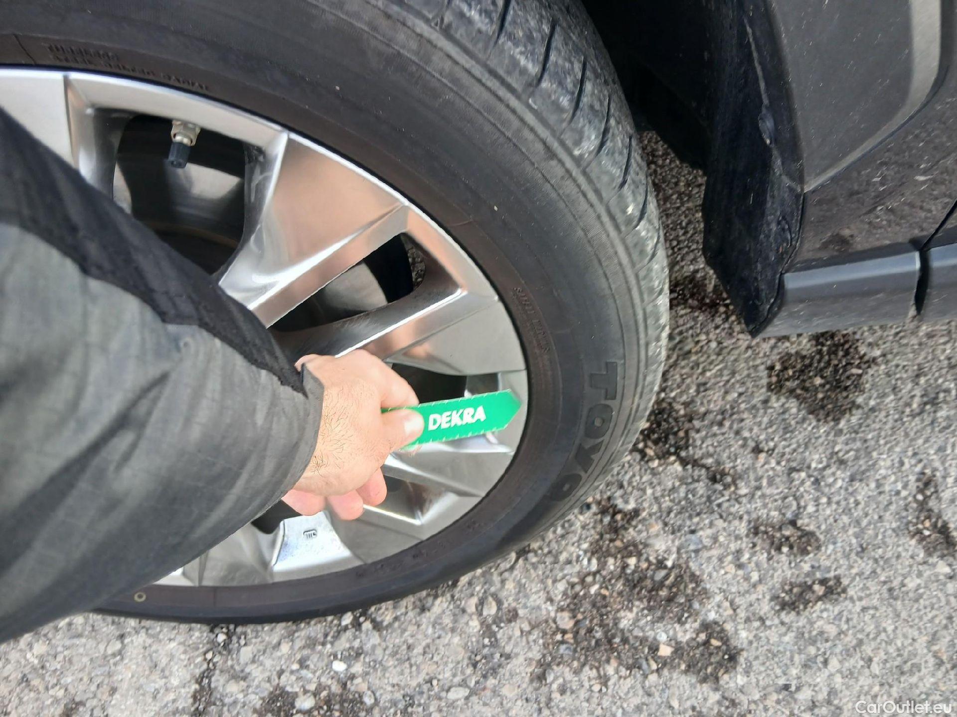  Toyota  RAV4 TOYOTA  / 2018 / 5P / todoterreno 2.5l 220H Luxury 4WD #6