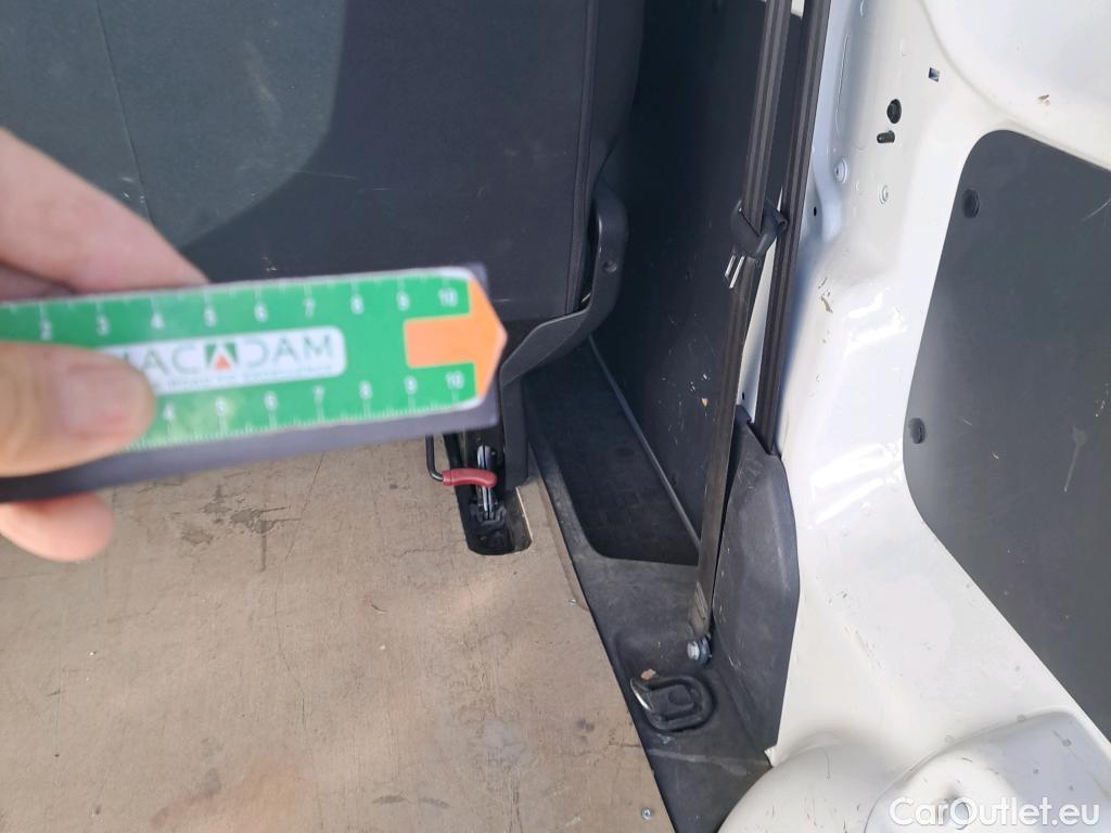  Opel  Vivaro OPEL  / 2019 / 4P / combi 1.5 Diésel 88kW (120CV) M Std Express #44