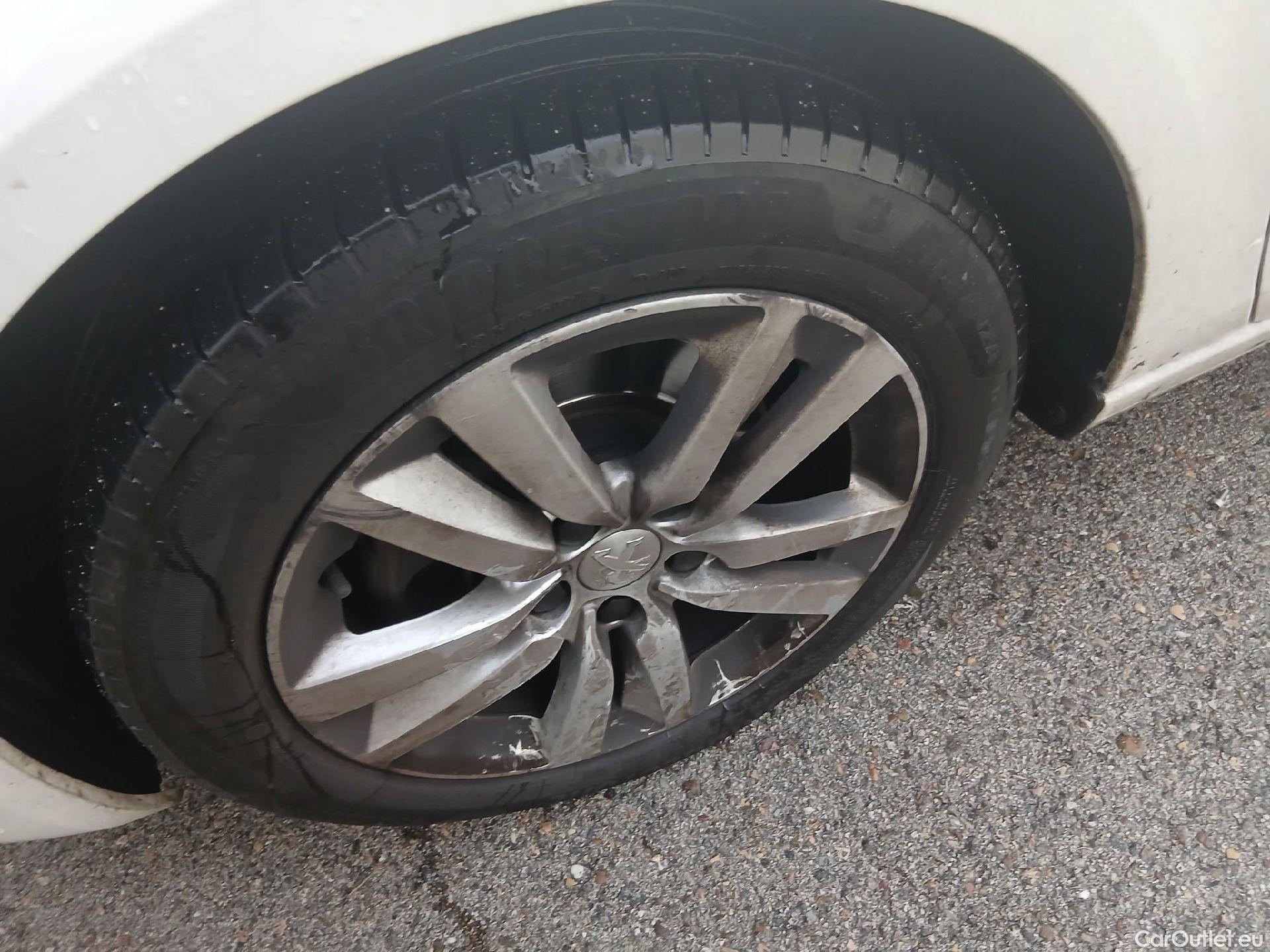  Peugeot  308 PEUGEOT  / 2017 / 5P / berlina con portón 5p Active Pack BlueHDi 130 S&S #10