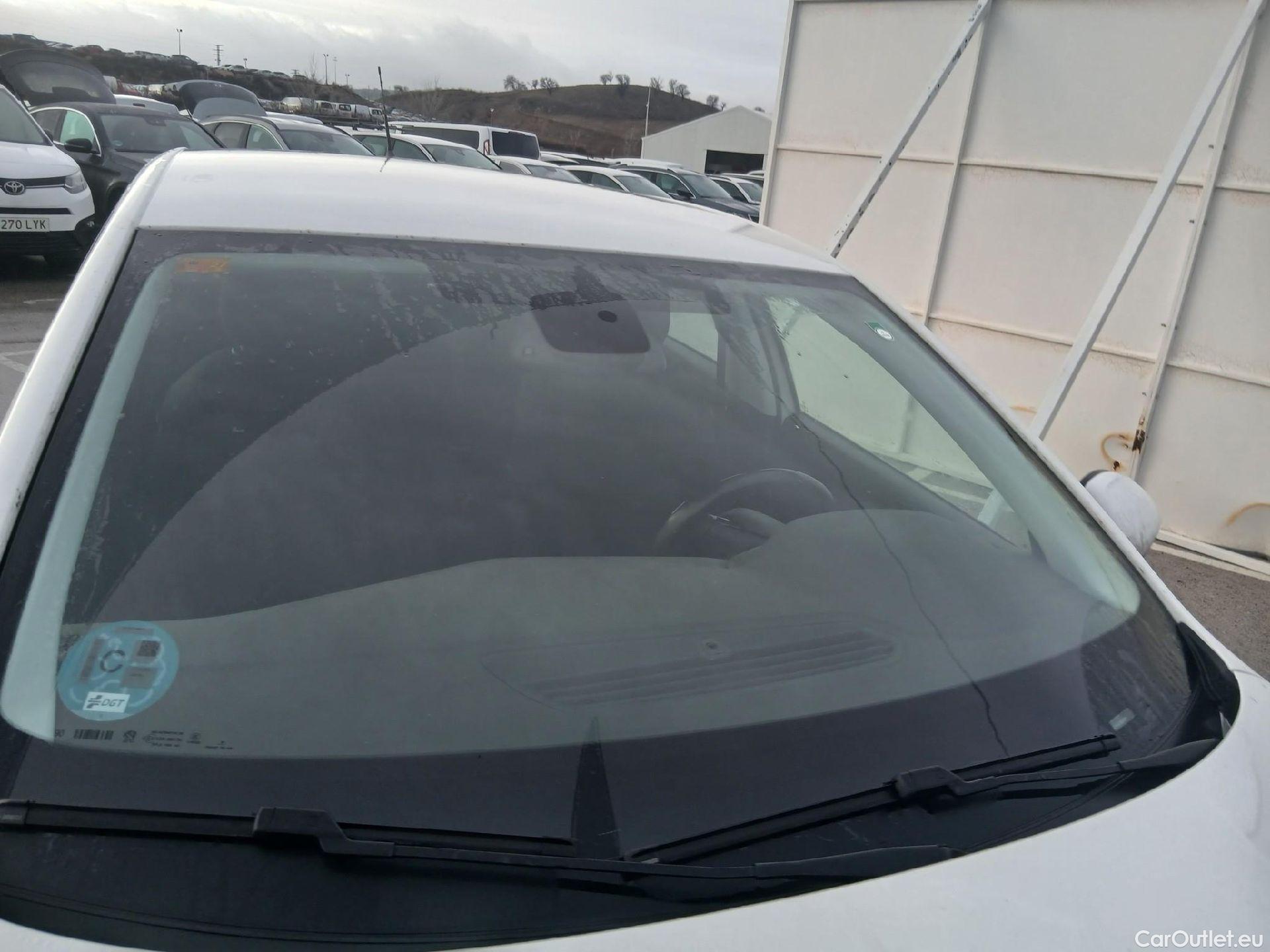  Peugeot  308 PEUGEOT  / 2017 / 5P / berlina con portón 5p Active Pack BlueHDi 130 S&S #9