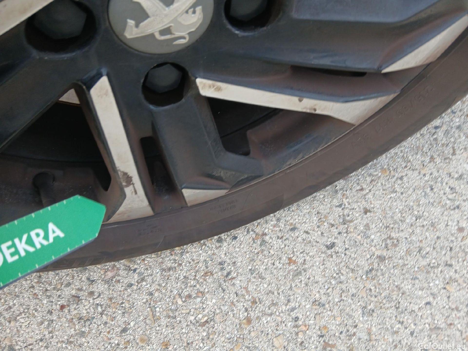  Peugeot  2008 PEUGEOT  / 2019 / 5P / todoterreno Allure BlueHDI 81kW (110CV) #4