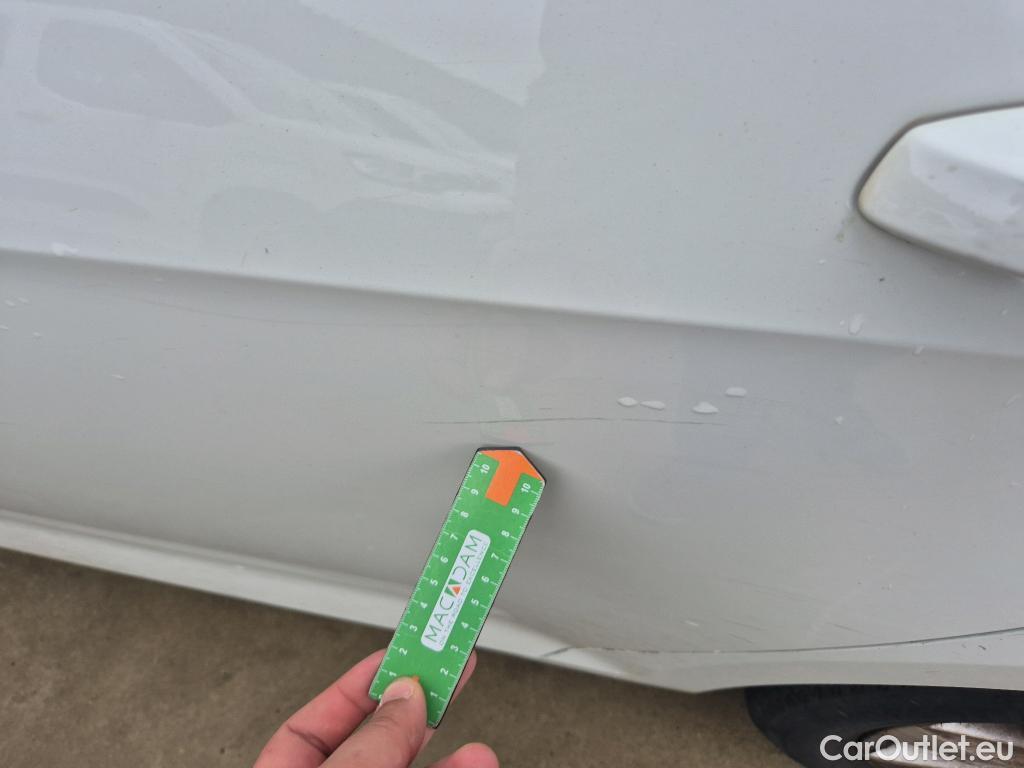  Volkswagen  Golf  VOLKSWAGEN / 2016 / 5P / berlina con portón Last Edition 1.6 TDI 85kW (115CV) #16