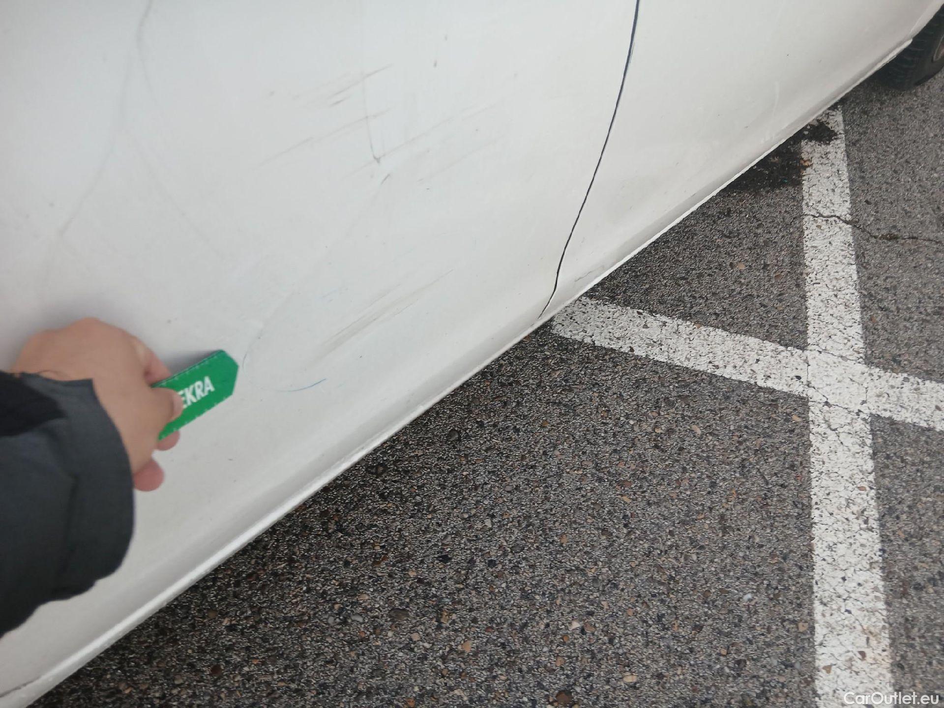  Peugeot  308 PEUGEOT  / 2017 / 5P / berlina con portón 5p Active Pack BlueHDi 130 S&S #18