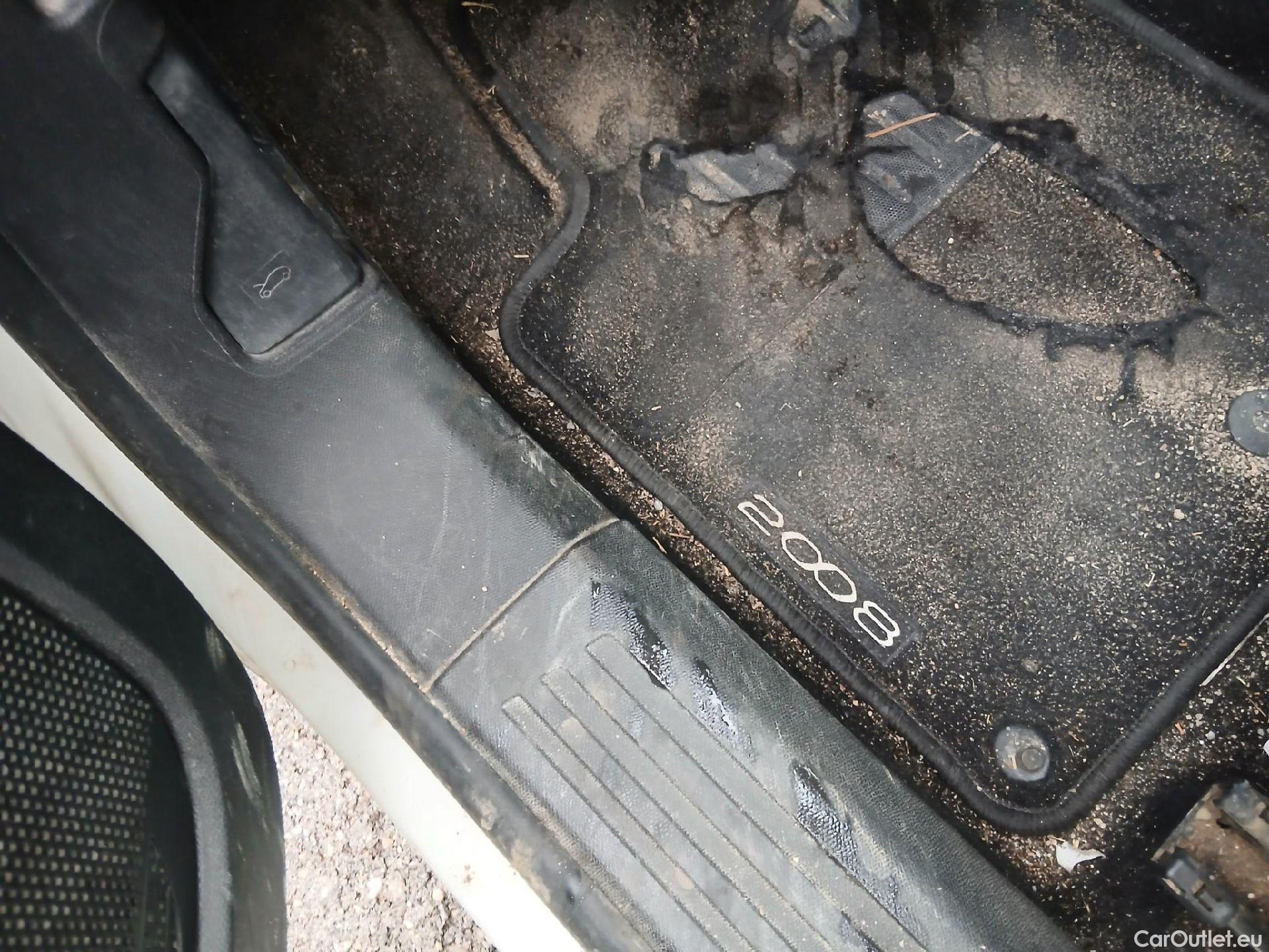  Peugeot  2008 PEUGEOT  / 2019 / 5P / todoterreno Active BlueHDI 81kW (110CV) #21