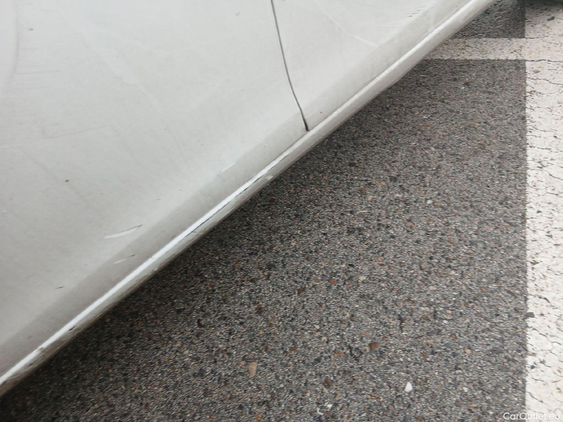  Peugeot  308 PEUGEOT  / 2017 / 5P / berlina con portón 5p Active Pack BlueHDi 130 S&S #14