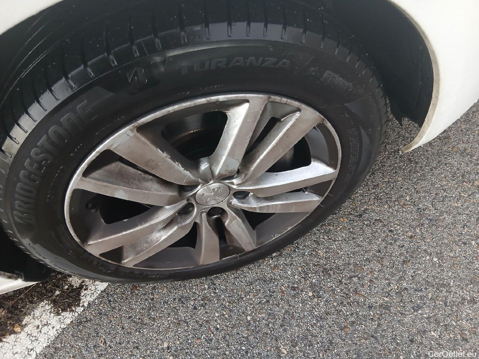  Peugeot  308 PEUGEOT  / 2017 / 5P / berlina con portón 5p Active Pack BlueHDi 130 S&S #20