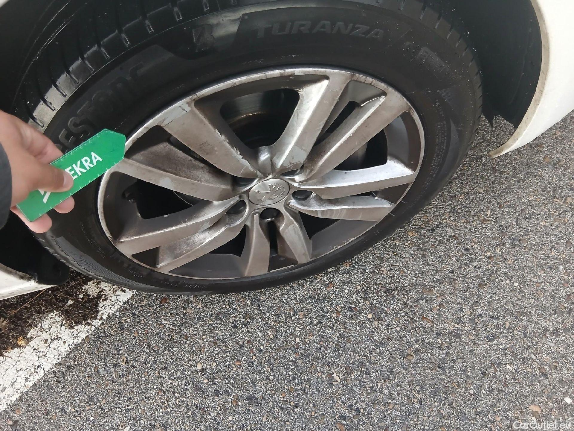  Peugeot  308 PEUGEOT  / 2017 / 5P / berlina con portón 5p Active Pack BlueHDi 130 S&S #21