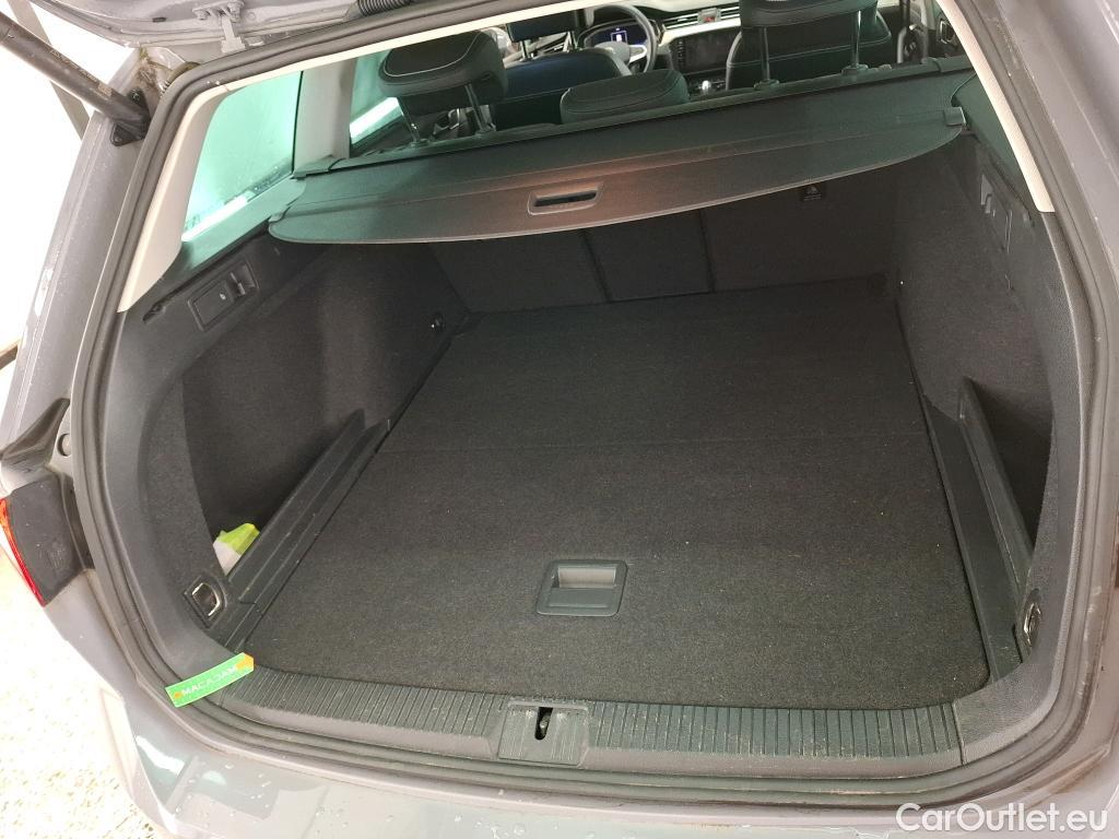  Volkswagen  Passat VOLKSWAGEN  SW / 2019 / 5P / Break 2.0 TDI 150 SCR DSG7 SW ELEGANCE #8