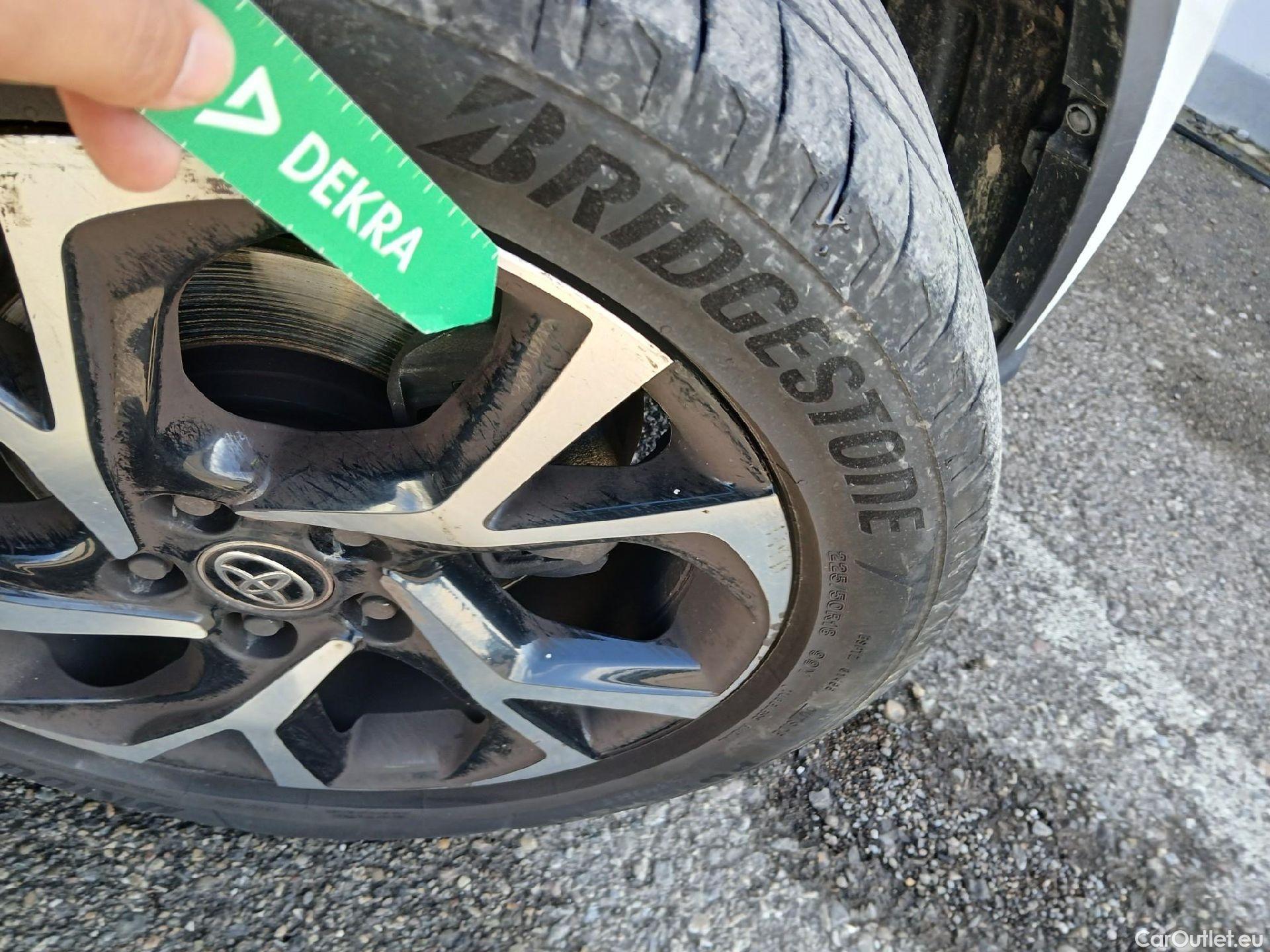  Toyota  C-HR TOYOTA  / 2019 / 5P / todoterreno 1.8 125H Advance #60