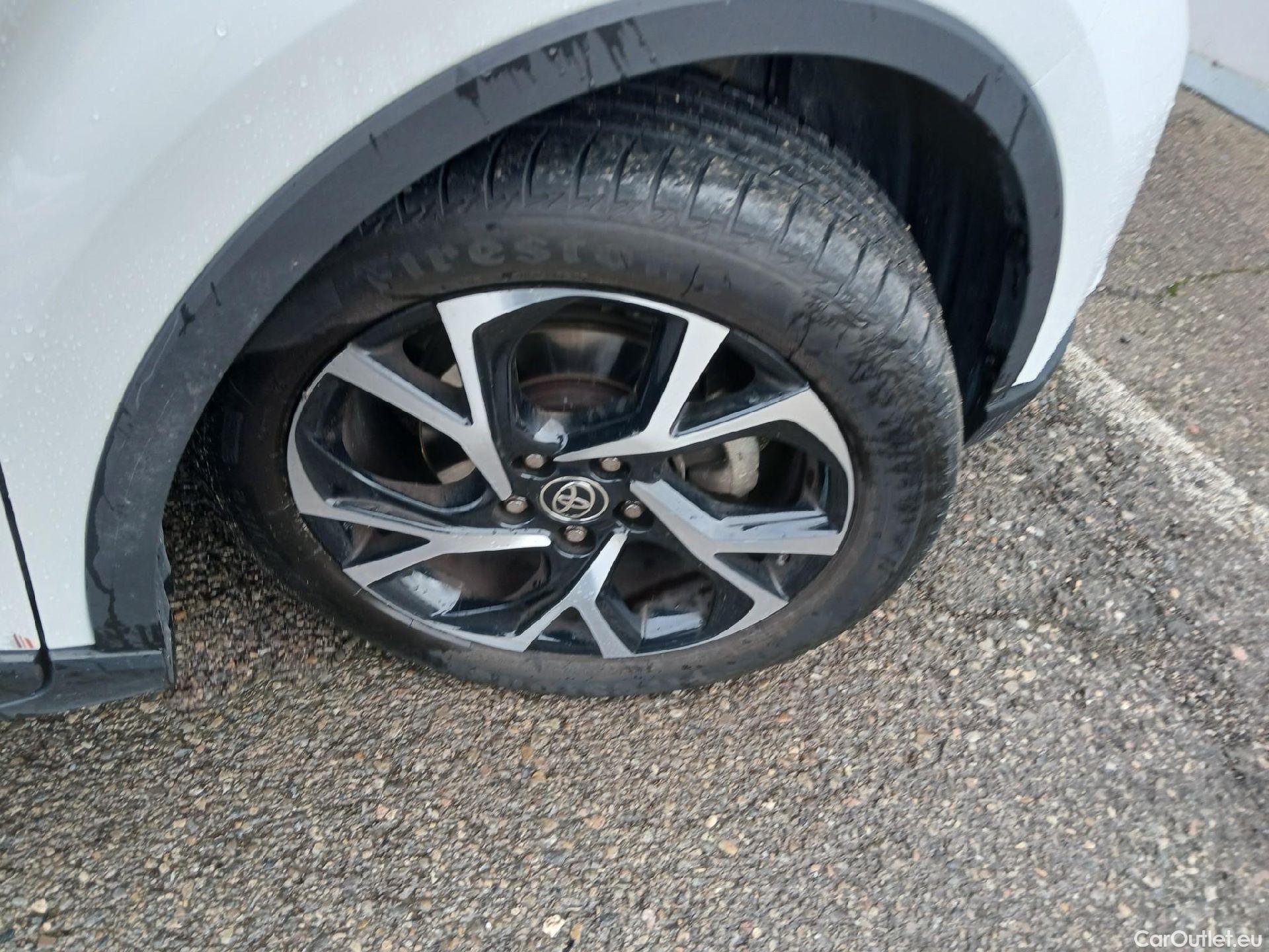  Toyota  C-HR TOYOTA  / 2019 / 5P / todoterreno 2.0 180H Advance #52