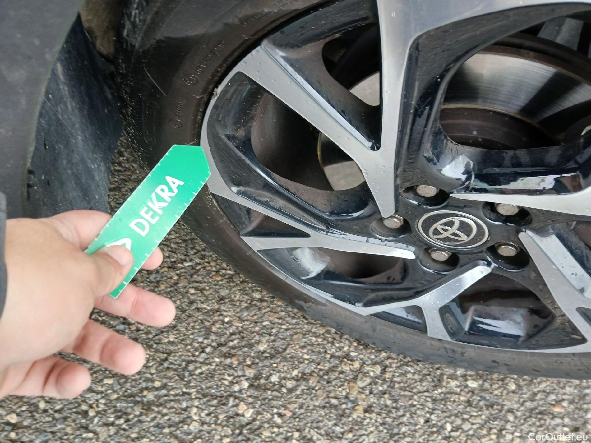  Toyota  C-HR TOYOTA  / 2019 / 5P / todoterreno 2.0 180H Advance #51