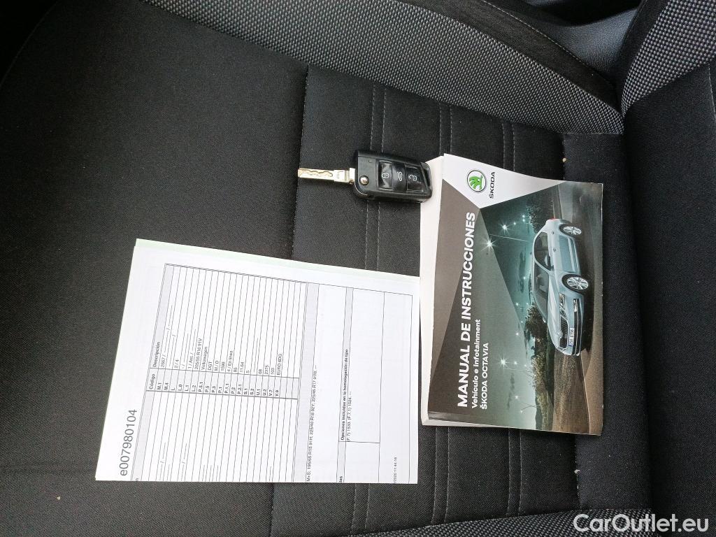  Skoda  Octavia SKODA  / 2016 / 5P / familiar Combi 1.6 TDI CR 85KW (115CV) Ambition #14