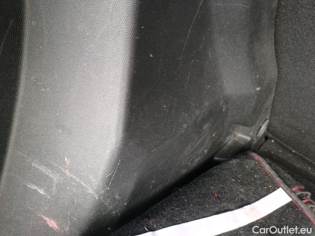  Peugeot  2008 PEUGEOT  / 2019 / 5P / todoterreno Allure BlueHDI 81kW (110CV) #21