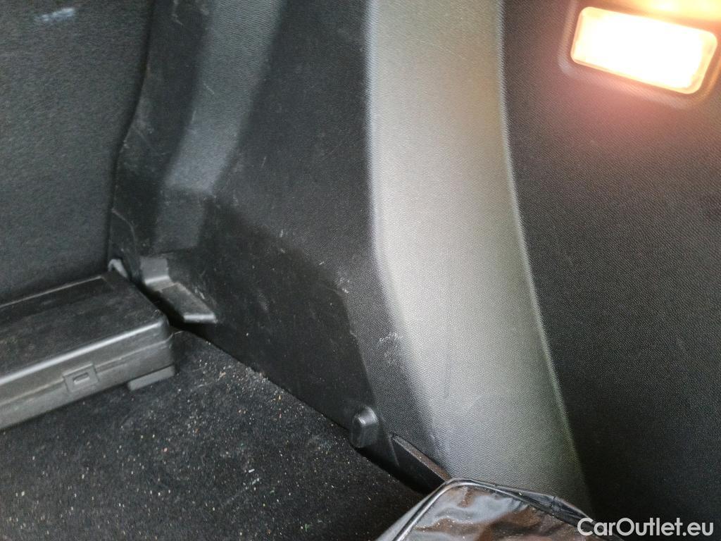  Peugeot  2008 PEUGEOT  / 2019 / 5P / todoterreno Allure BlueHDI 81kW (110CV) #22