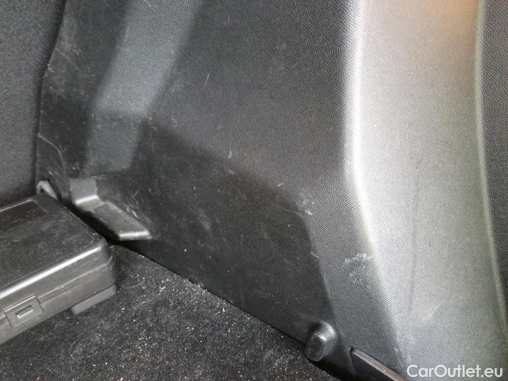  Peugeot  2008 PEUGEOT  / 2019 / 5P / todoterreno Allure BlueHDI 81kW (110CV) #23