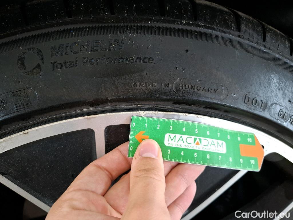  Porsche  Taycan  93kWh BVA #8