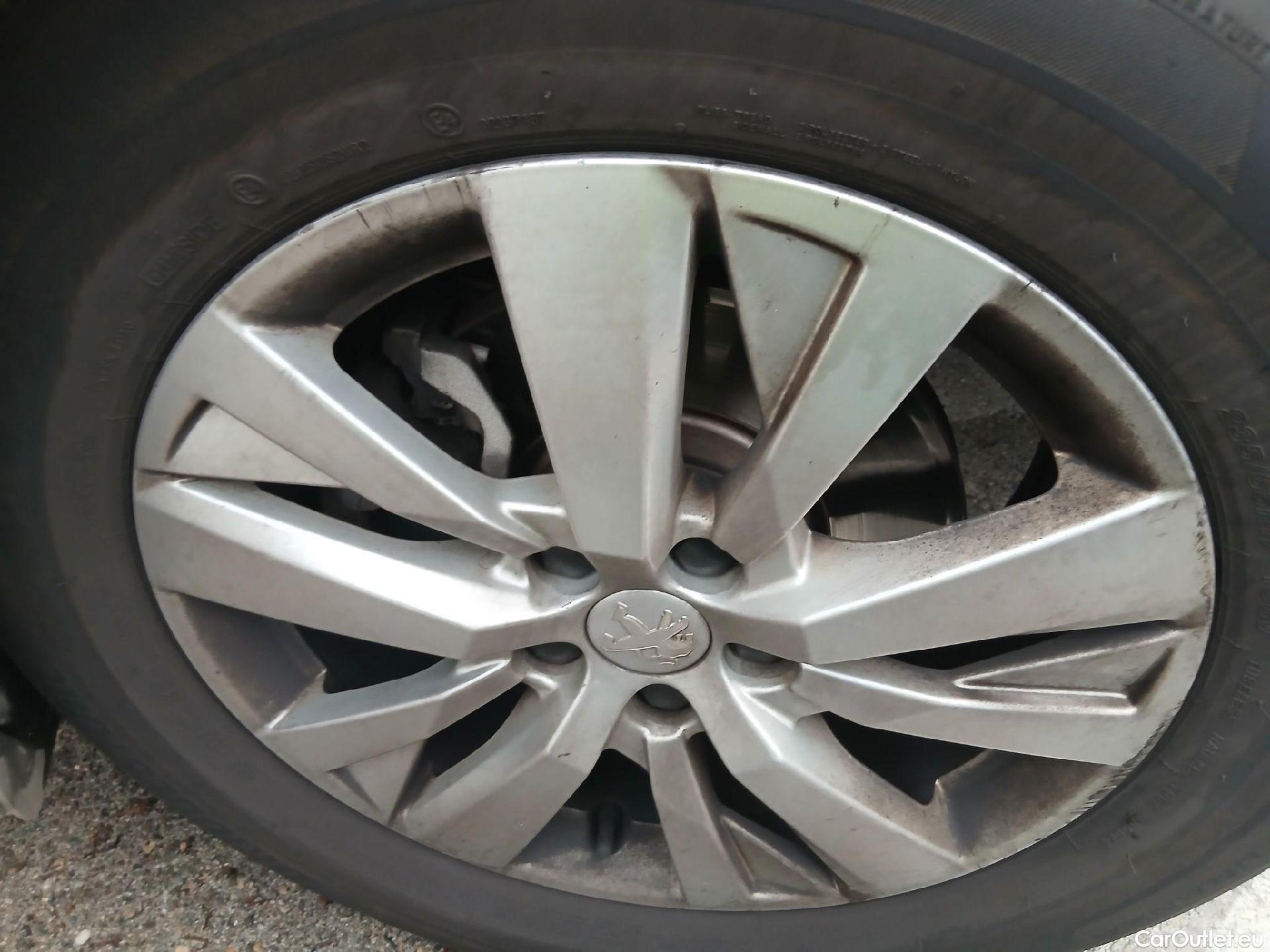  Peugeot  3008 PEUGEOT  / 2020 / 5P / todoterreno 1.2 PureTech 96KW S&S Active Pack EAT8 #4