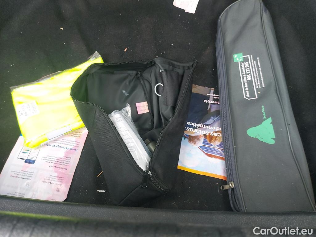  Volkswagen  Golf  VOLKSWAGEN / 2016 / 5P / berlina con portón Last Edition 1.6 TDI 85kW (115CV) #9