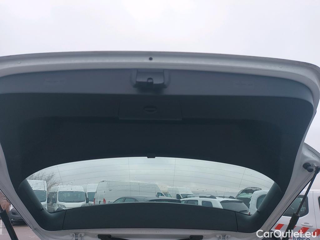  Volkswagen  Golf  VOLKSWAGEN / 2016 / 5P / berlina con portón Last Edition 1.6 TDI 85kW (115CV) #16